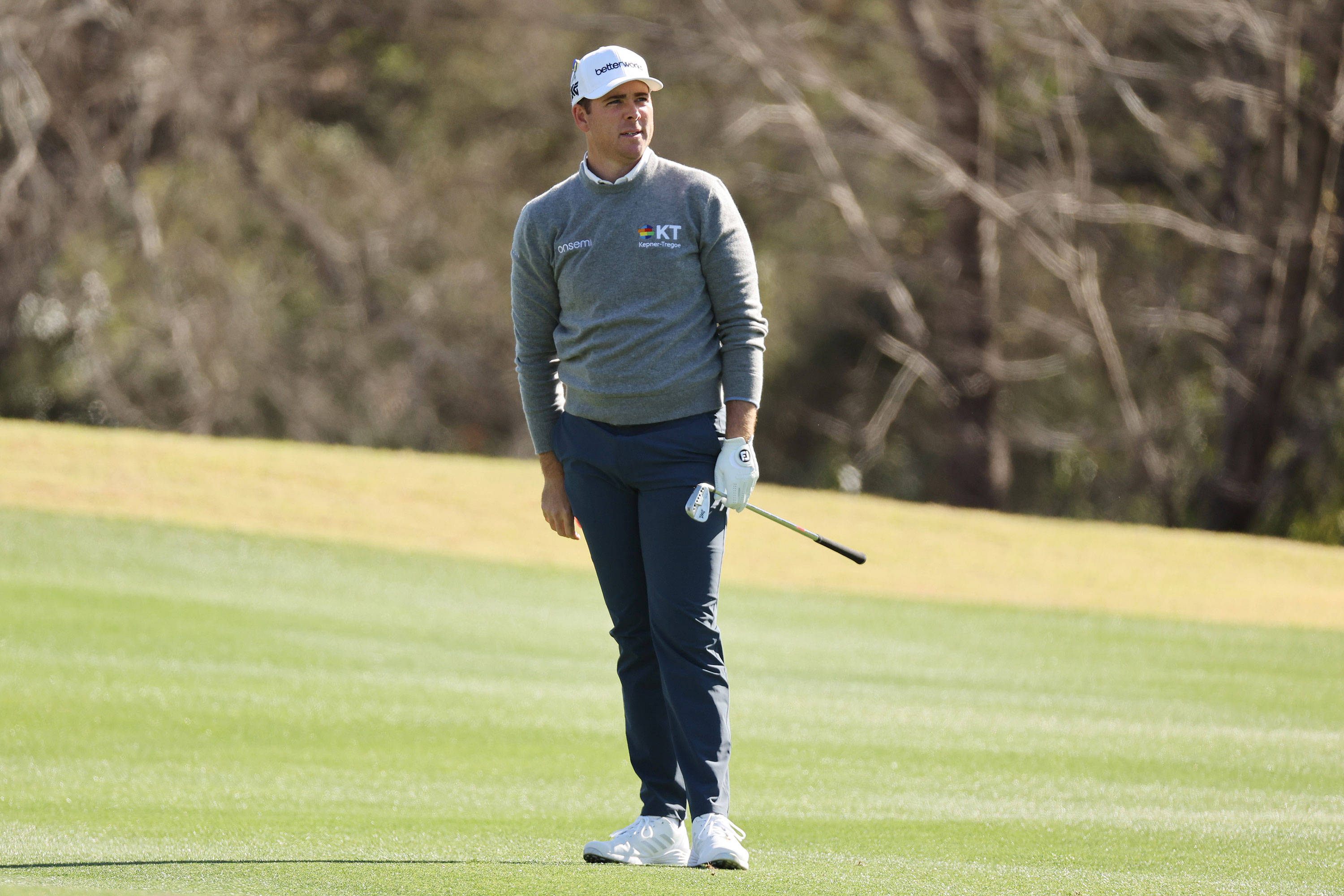 Luke List, golf course, grey sweater, 2K Desktop Wallpaper