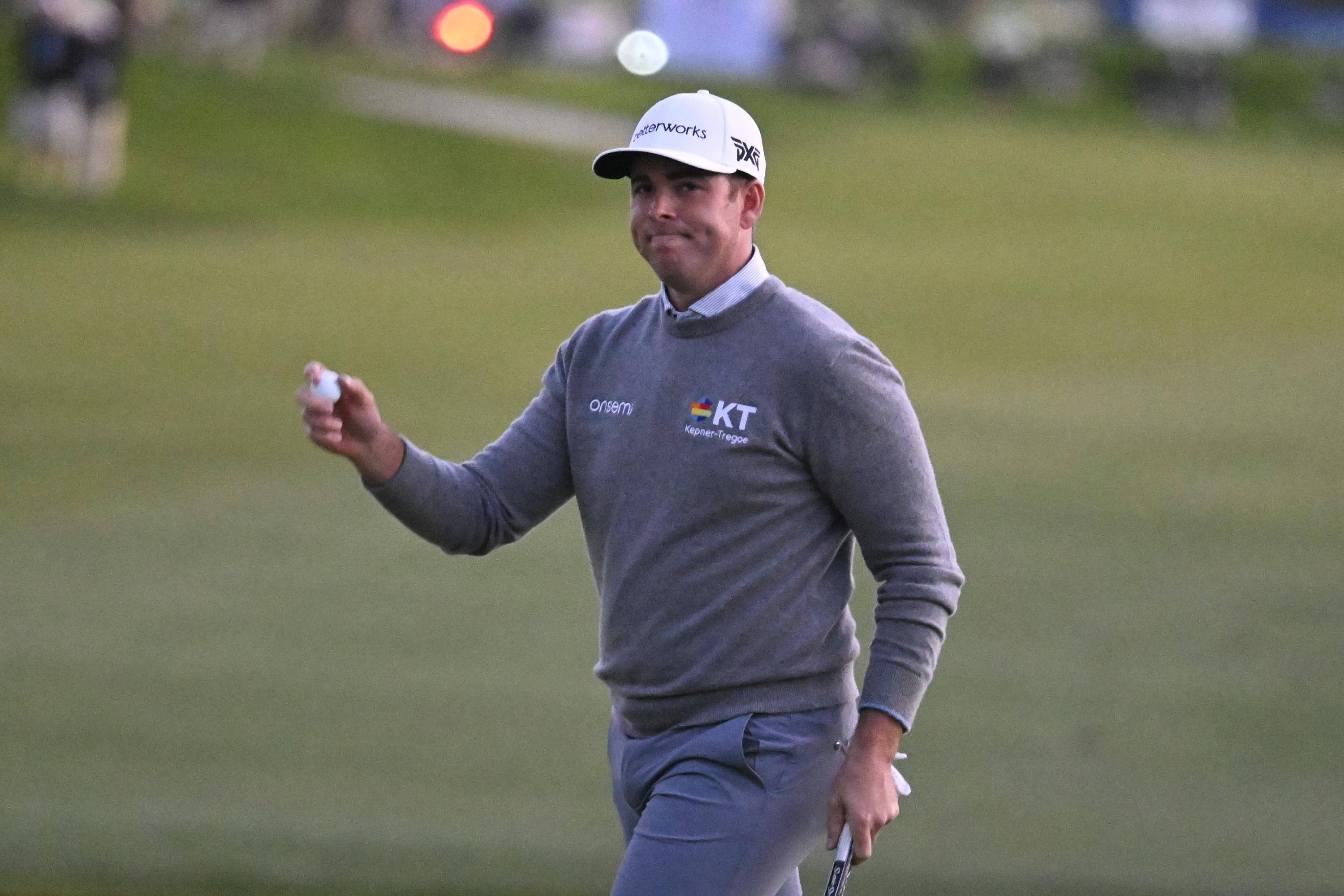 Luke List, golf ball, gray sweater, 2K Desktop Wallpaper