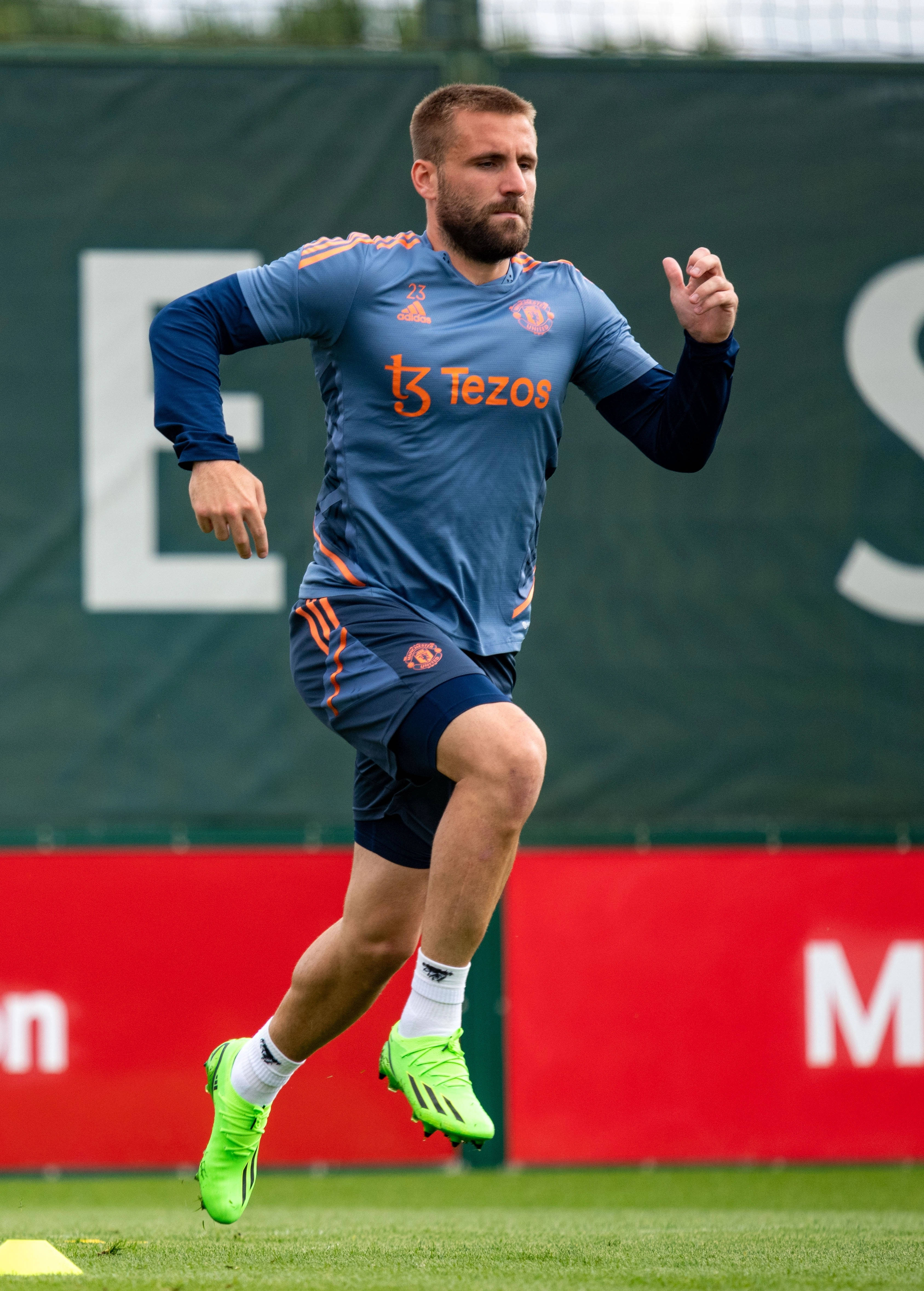 Luke Shaw, blue training gear, green field, 4K Phone Wallpaper