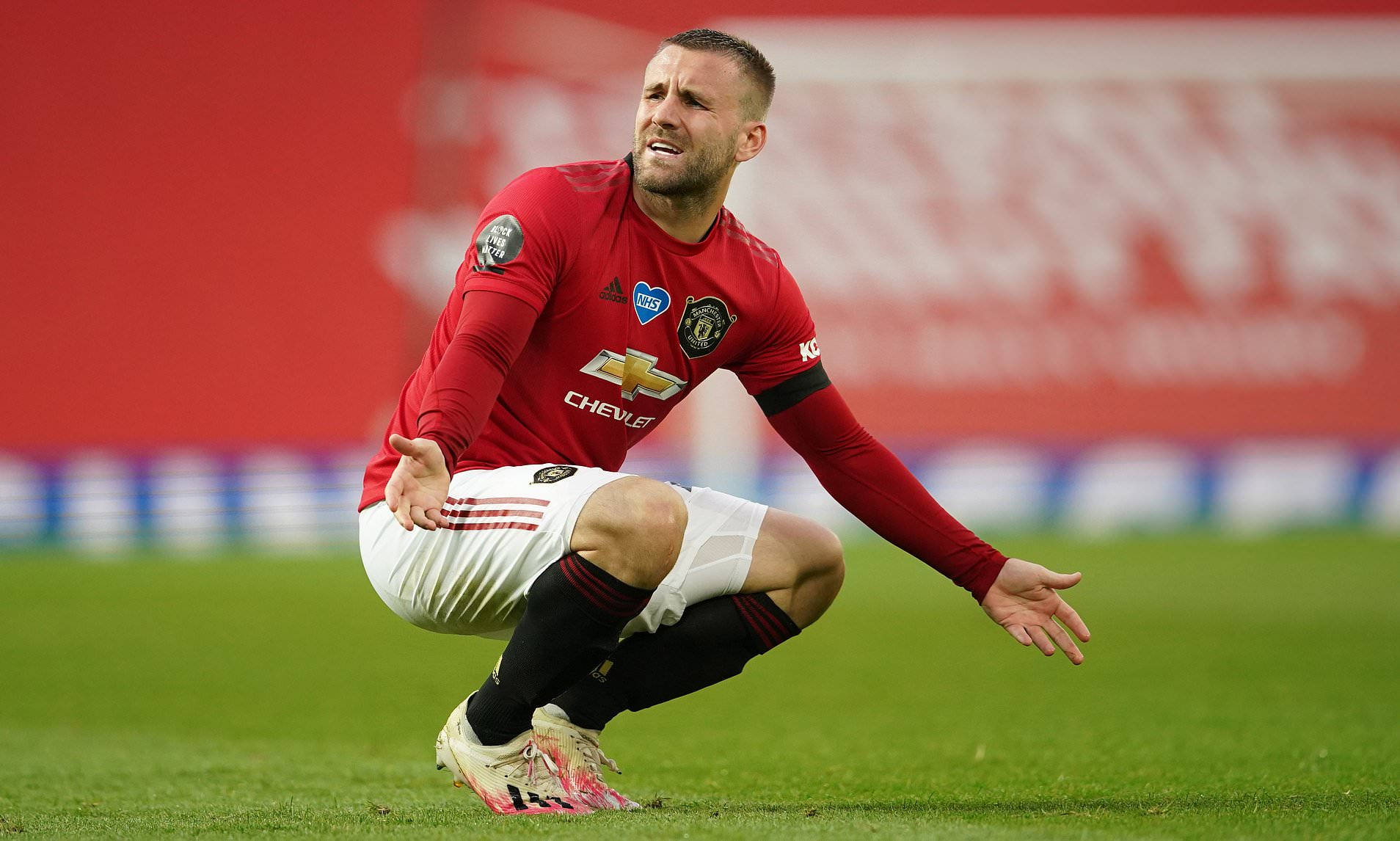 Luke Shaw, red jersey, grass, HD Desktop Wallpaper