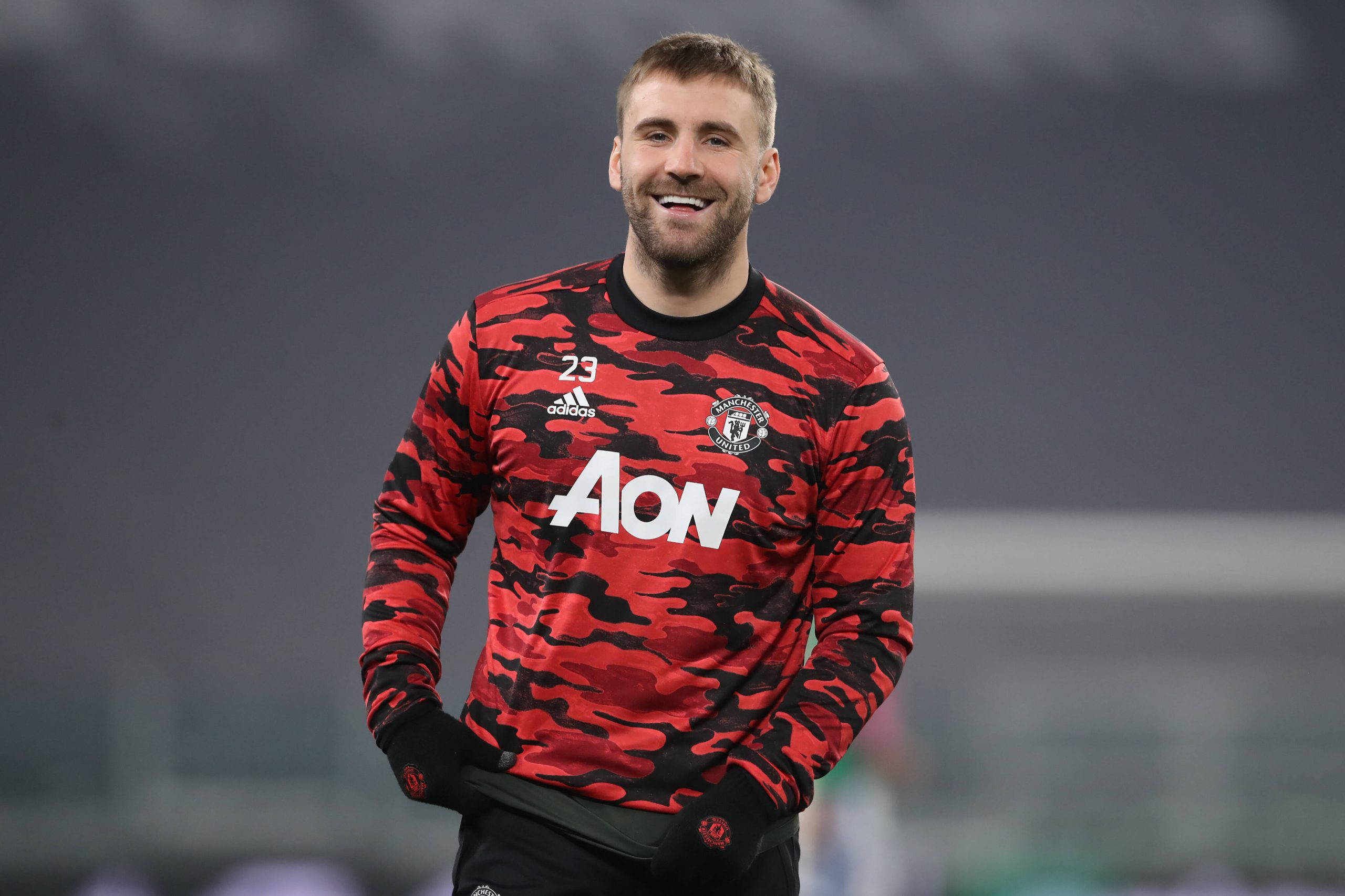 Luke Shaw, red and black camouflage training kit, stadium field, 2K Desktop Wallpaper