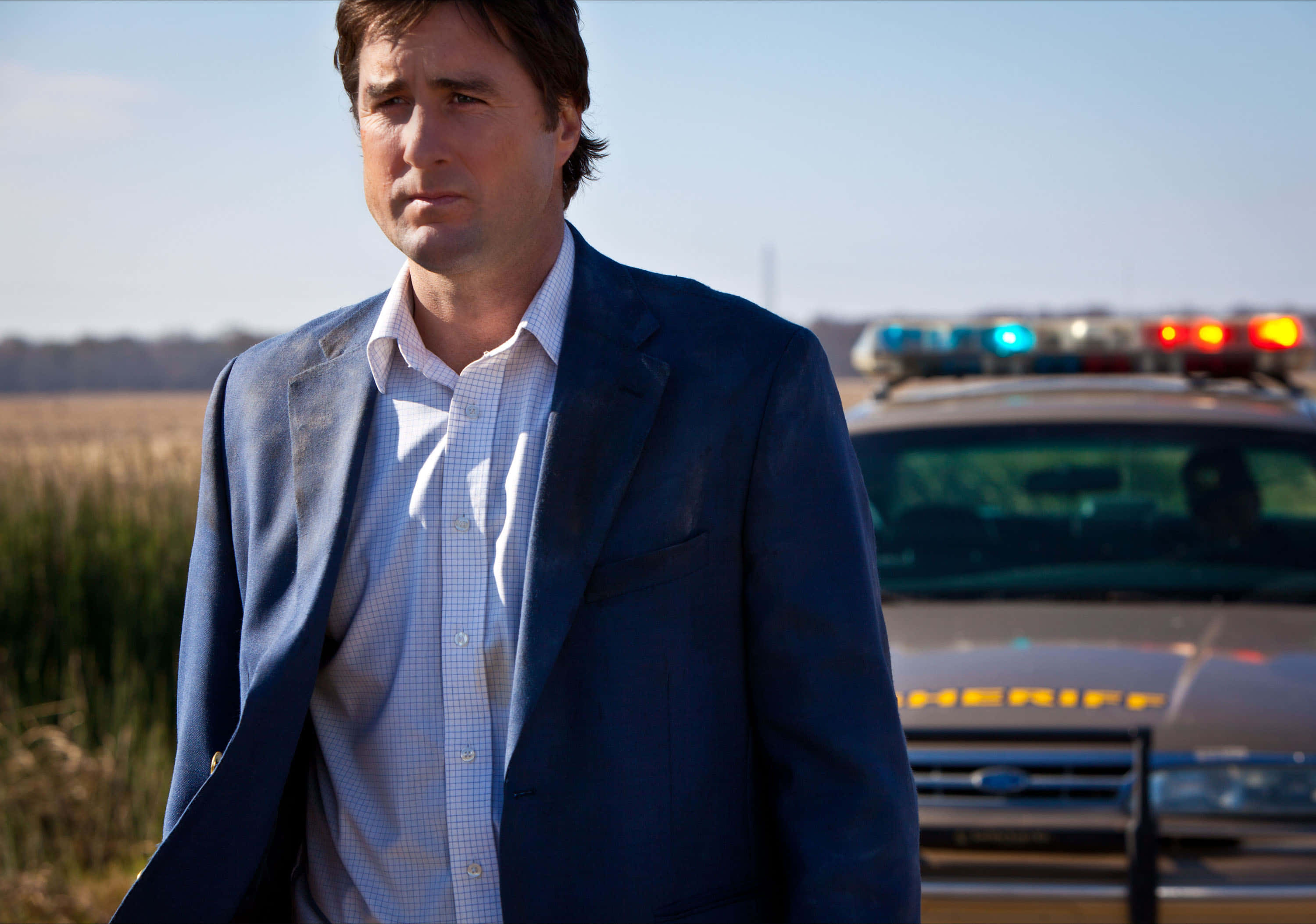Luke Wilson, blue blazer, sheriff's car, 2K Desktop Wallpaper