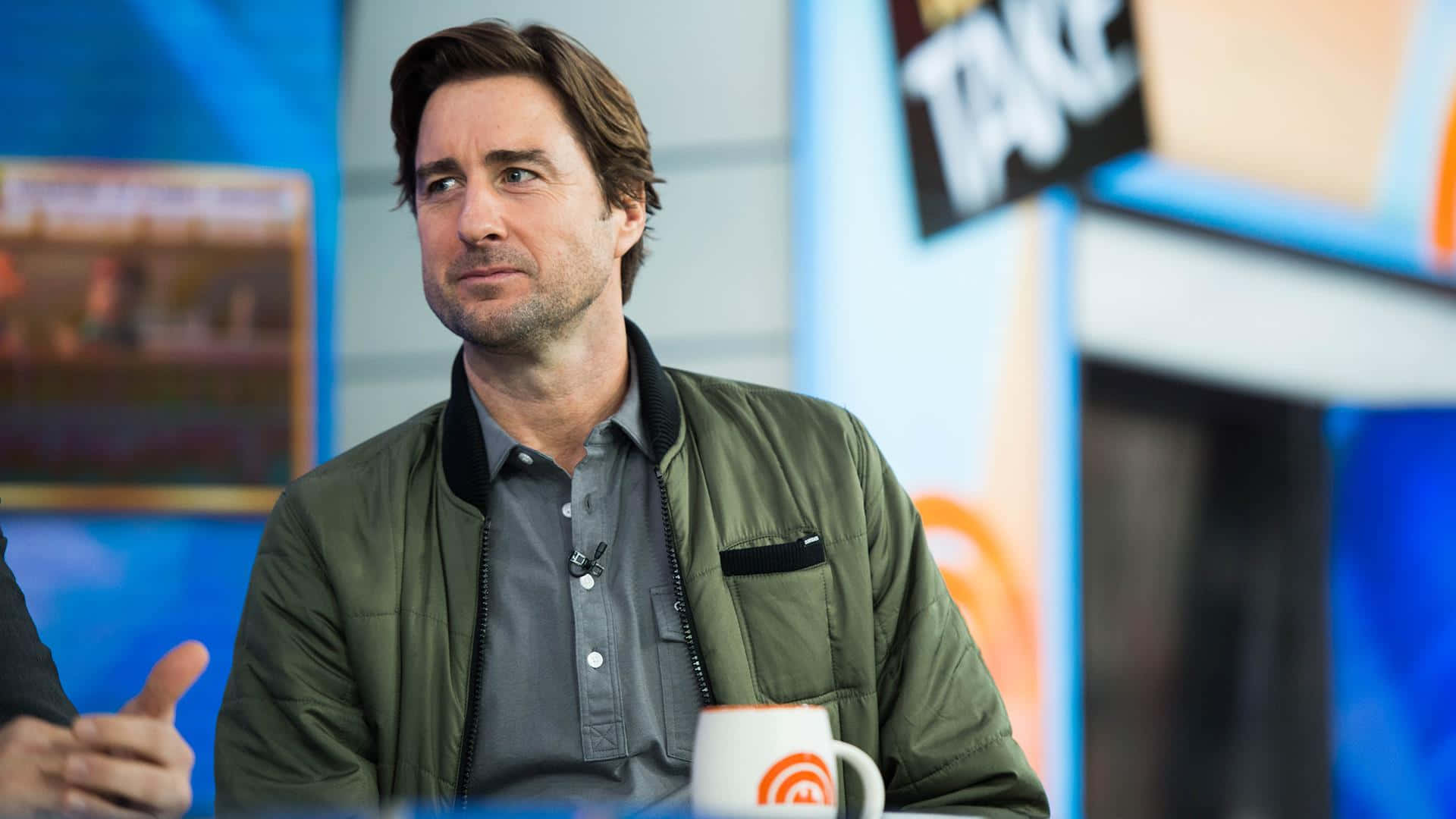 Luke Wilson, olive bomber jacket, talk show set, Full HD Desktop Wallpaper