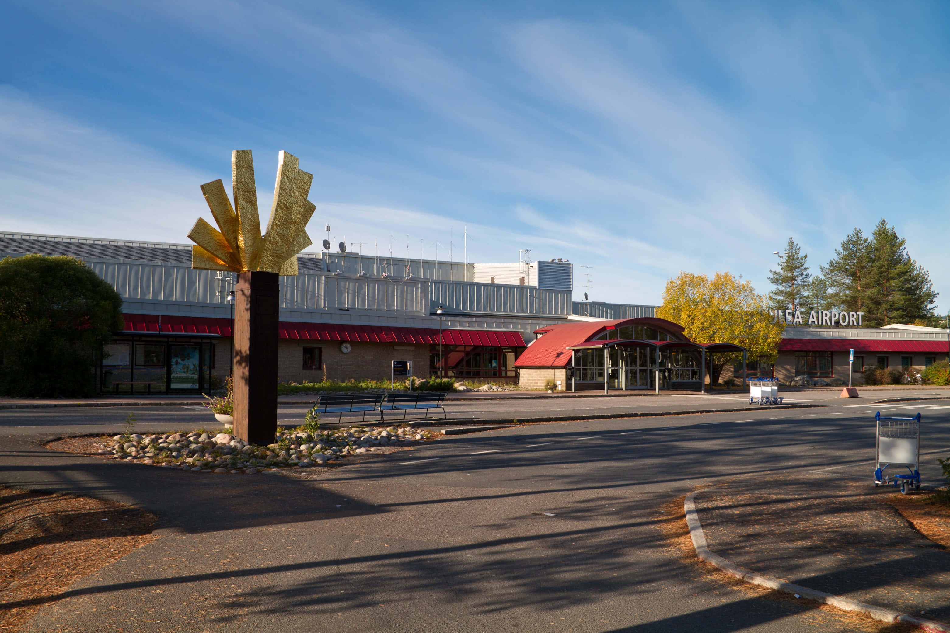 Luleå, golden abstract sculpture, modern terminal building, 2K Desktop Wallpaper