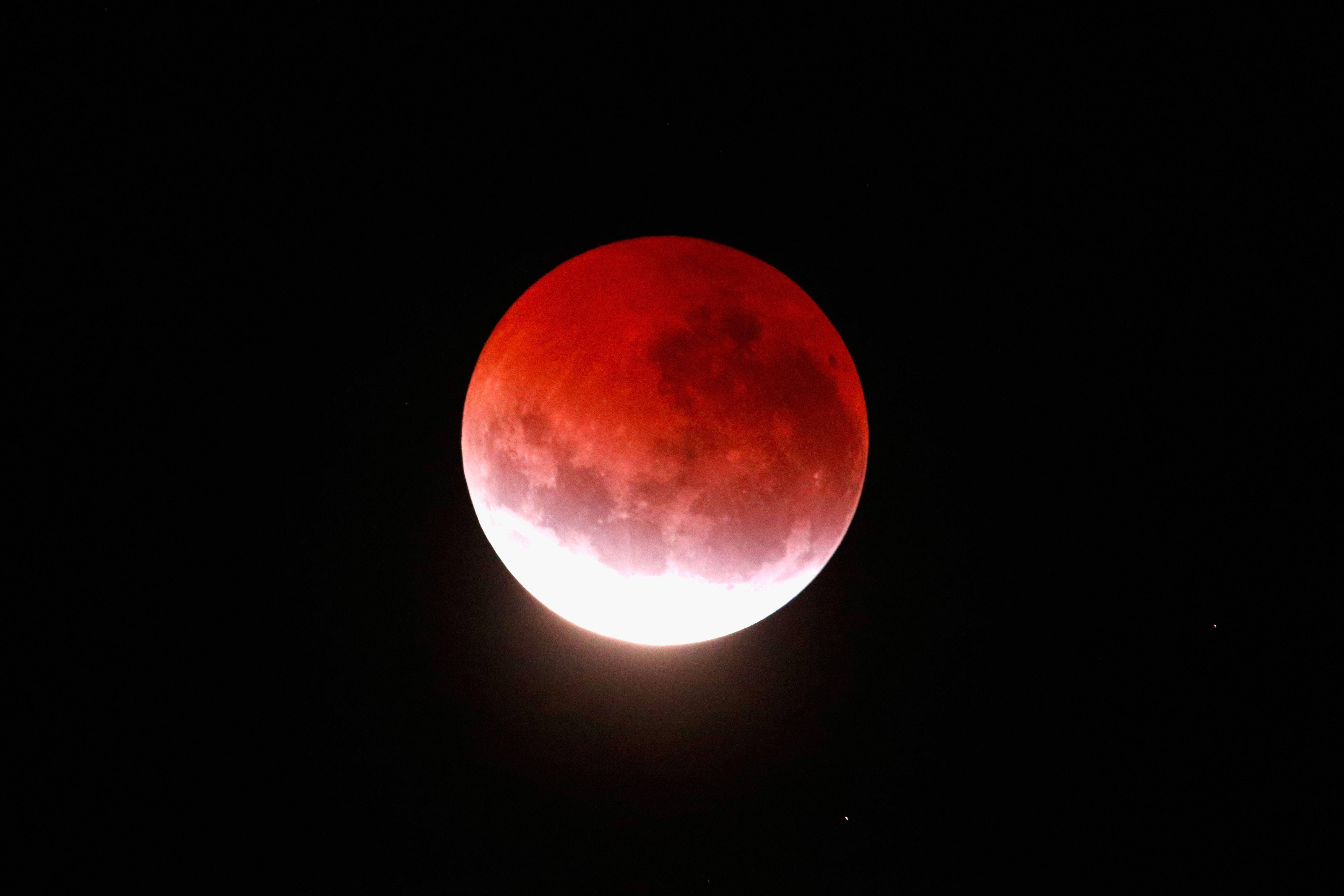 bright lunar eclipse moon, blood red moon, pitch black night sky, 4K Desktop Wallpaper