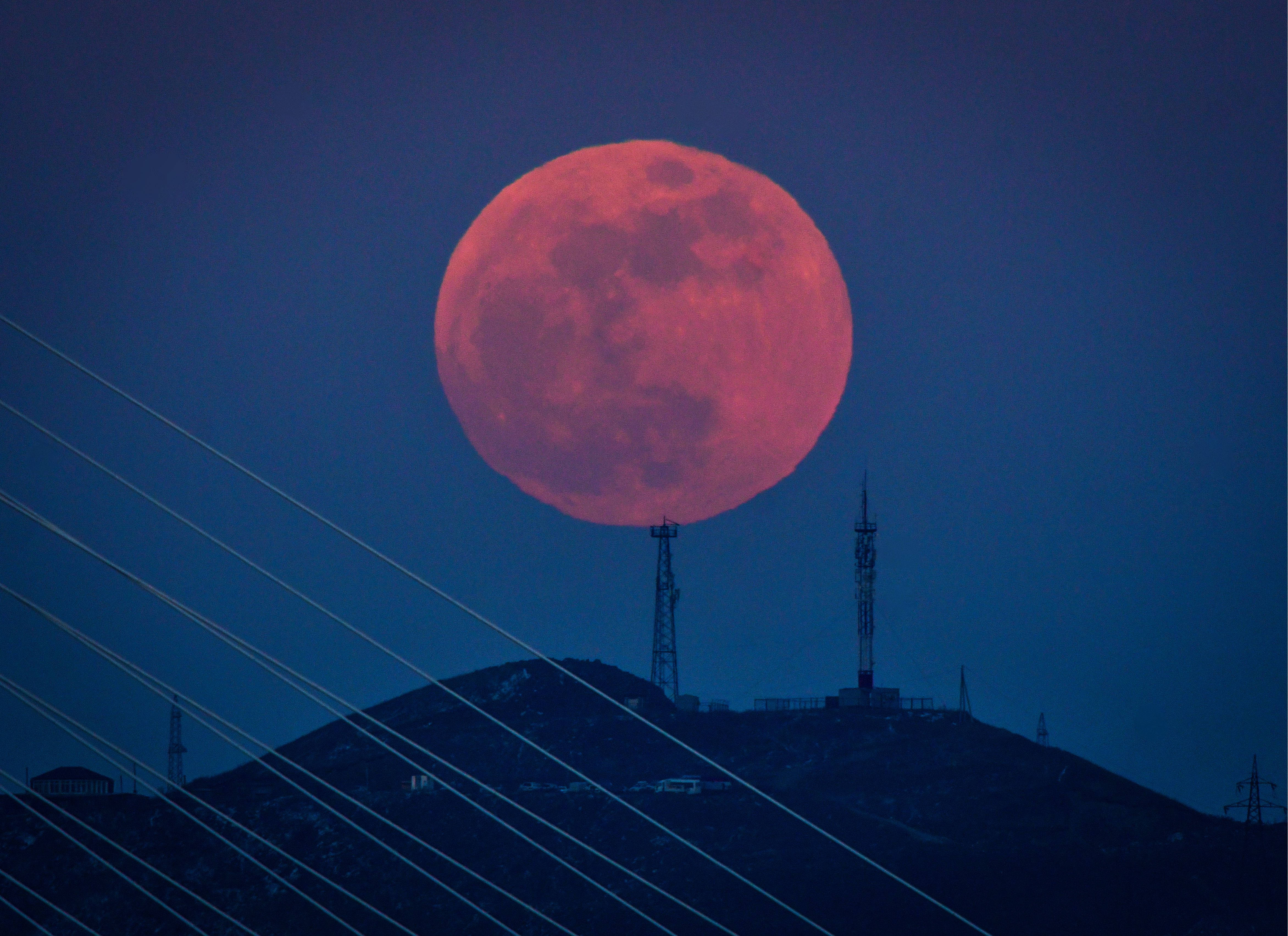 lunar eclipse, hilltop, twilight sky, 4K Desktop Wallpaper