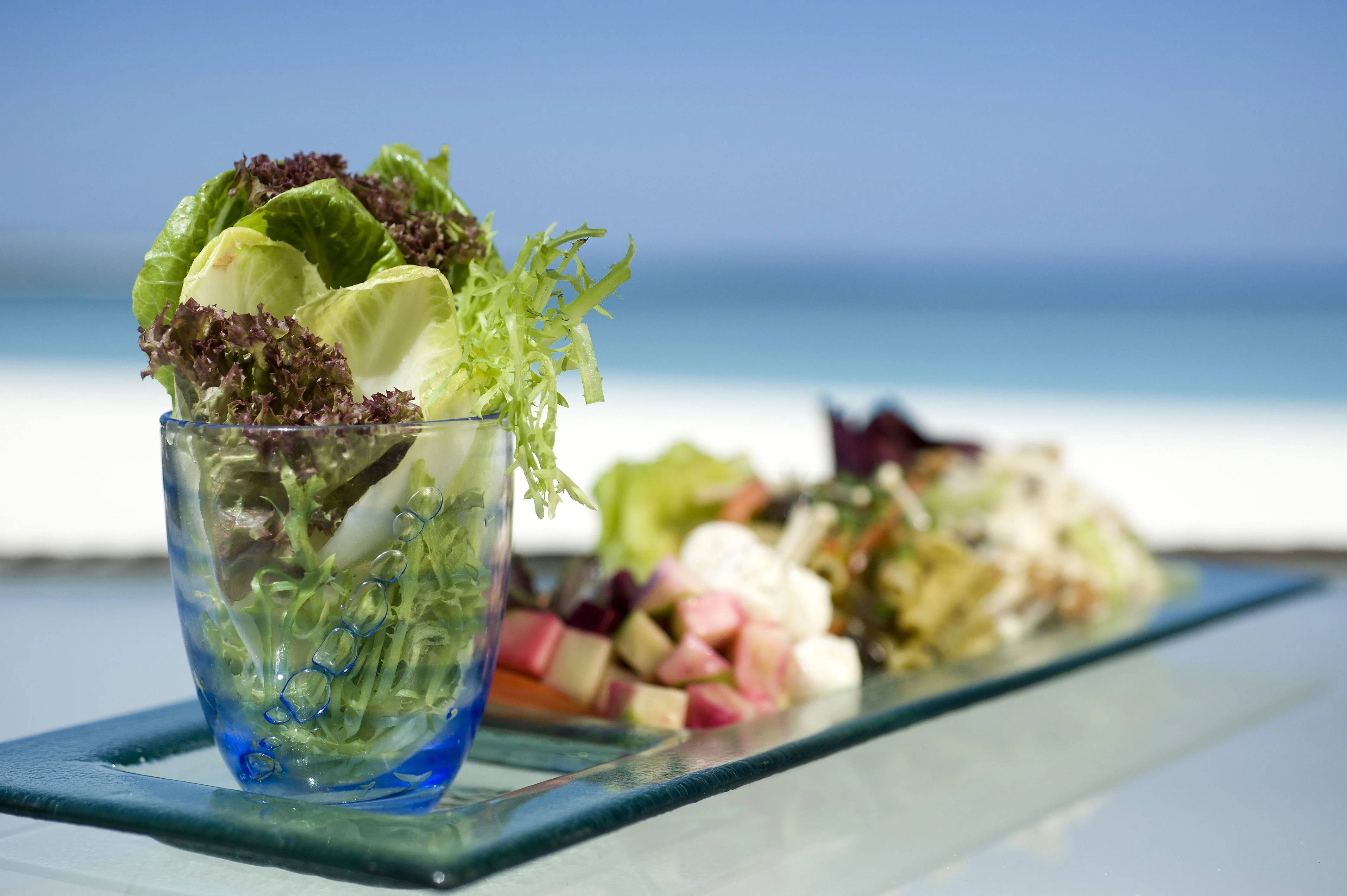 healthy lunch, beach, glass tray, 4K Desktop Wallpaper
