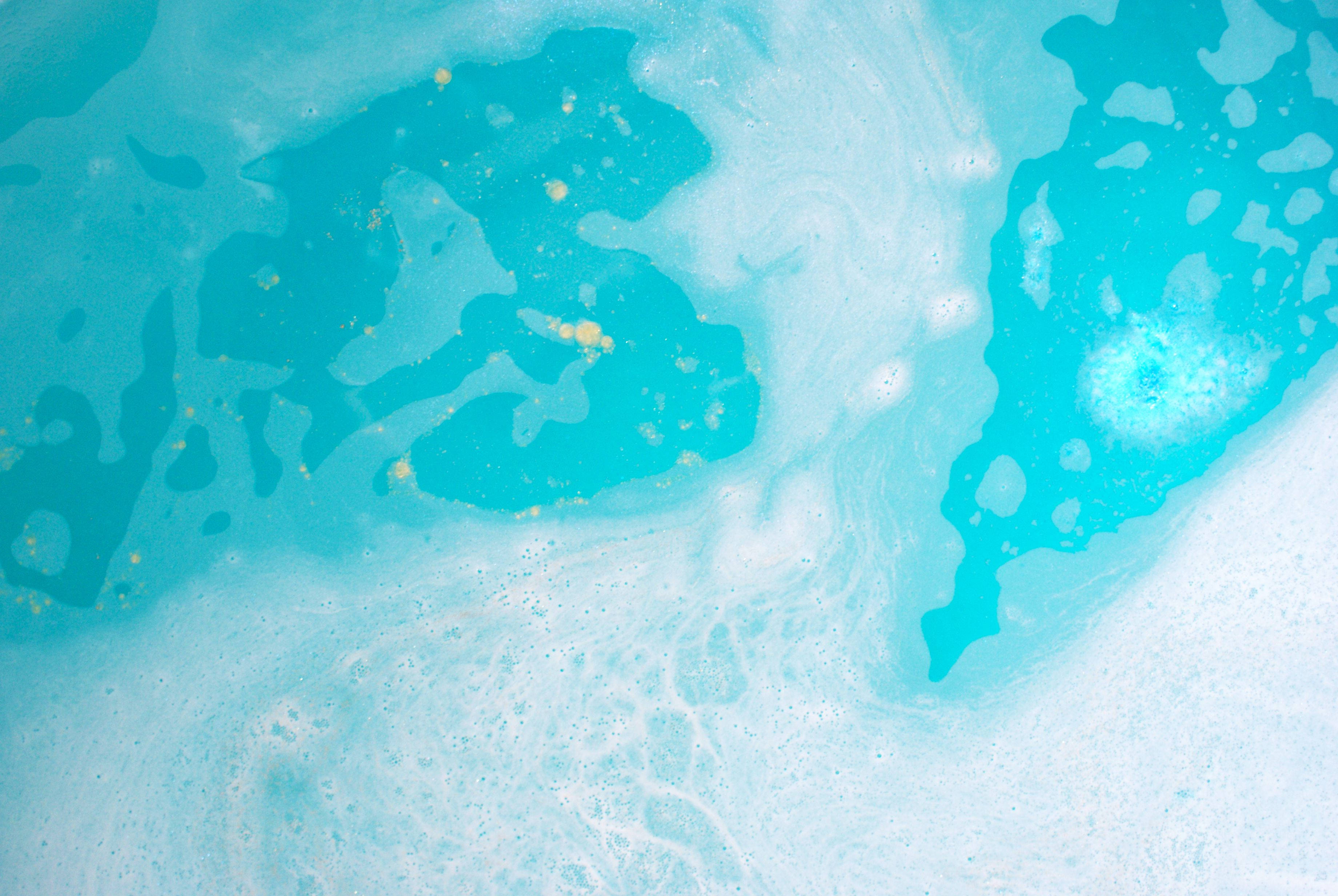 Lush, foamy blue liquid, turquoise, 2K Desktop Wallpaper