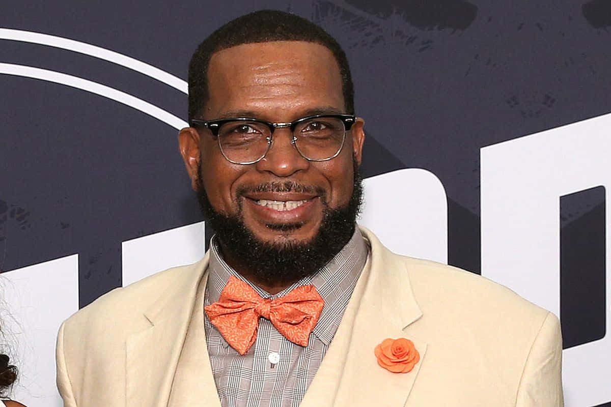 Luther Campbell, cream suit, orange bow tie, SD Desktop Wallpaper