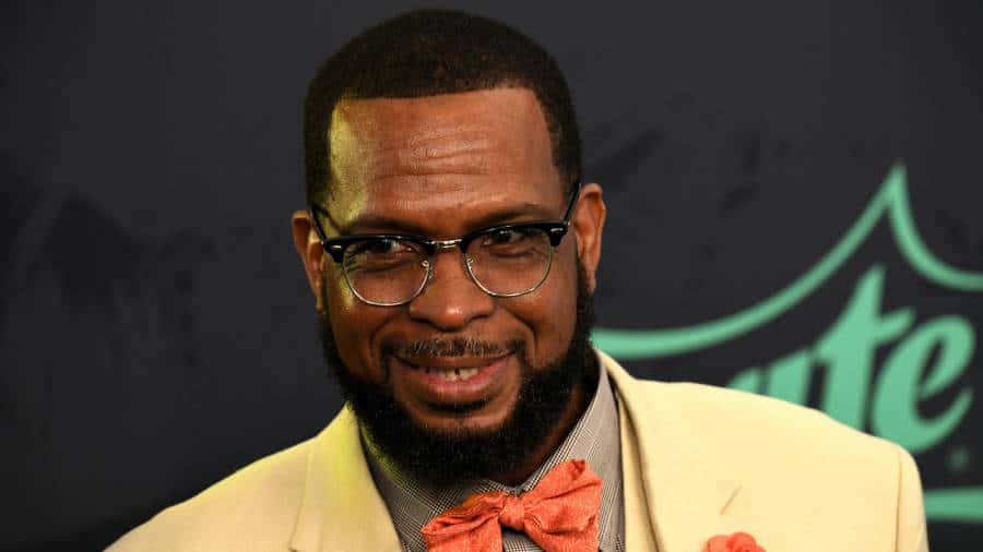 Luther Campbell, cream suit, coral bow tie, SD Desktop Wallpaper