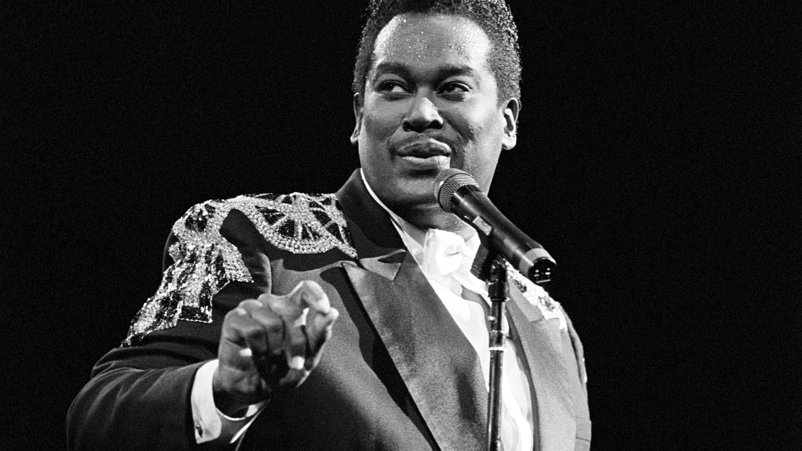 Luther Vandross, glittering jacket, microphone, HD Desktop Wallpaper