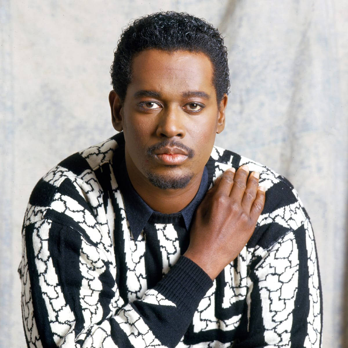 Luther Vandross, black and white patterned sweater, textured gray backdrop, SD Desktop Wallpaper