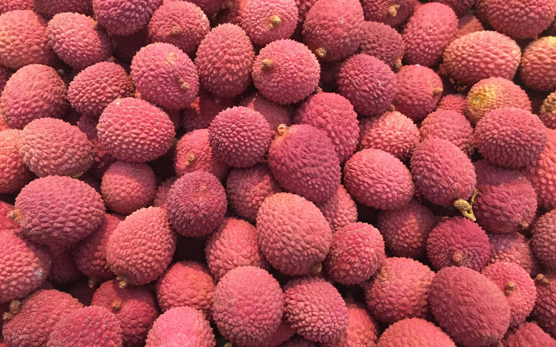 pink oval tropical fruit lychees, vibrant close-up, fresh lychees, Full HD Desktop Wallpaper