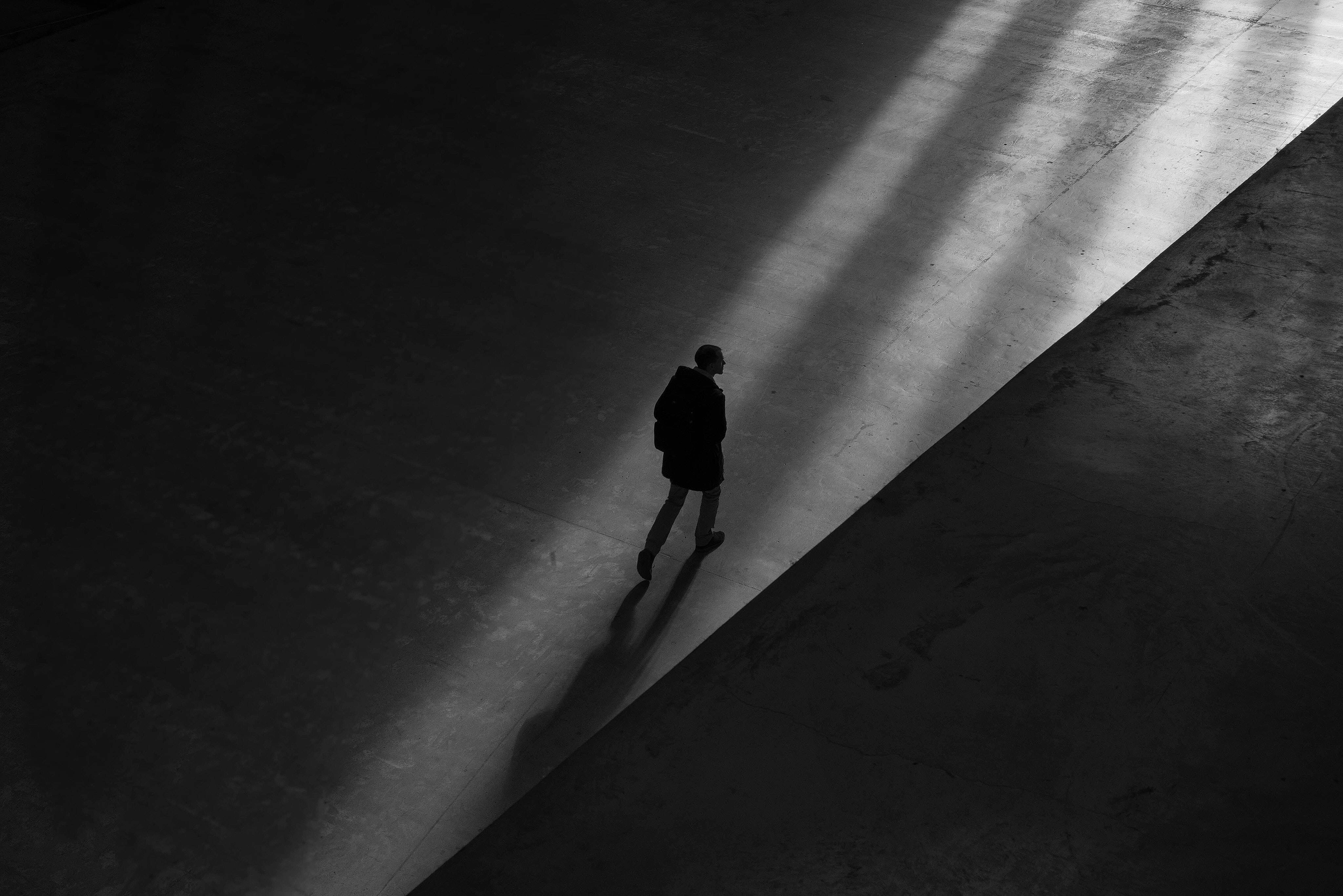 Mac 4K, silhouette of a man, diagonal beams of light, 4K Desktop Wallpaper