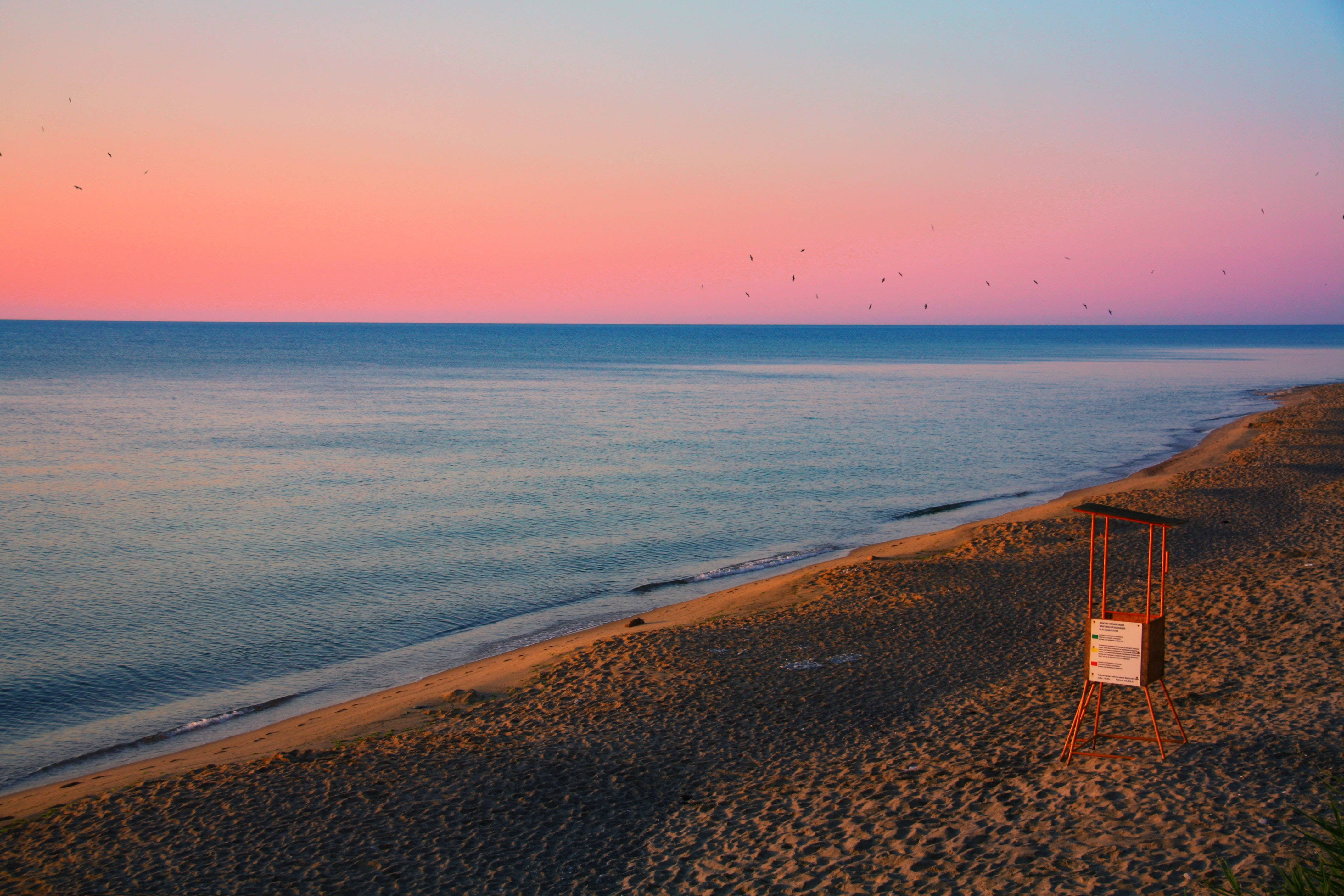 beach lifeguard post, sunset, pink and blue sky, 4K Desktop Wallpaper