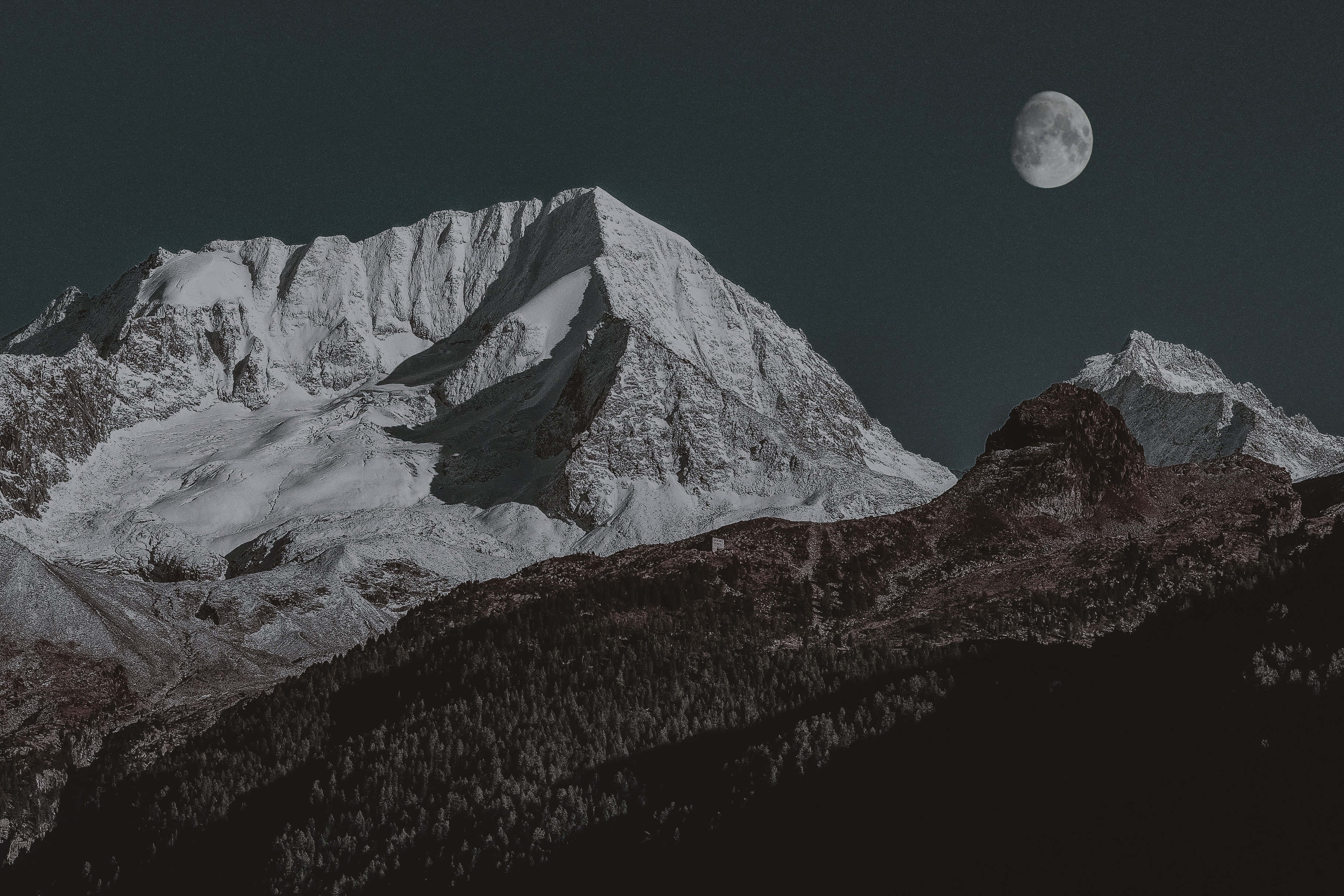 Mac Dark, crescent moon, snowcapped mountain peak, 2K Desktop Wallpaper