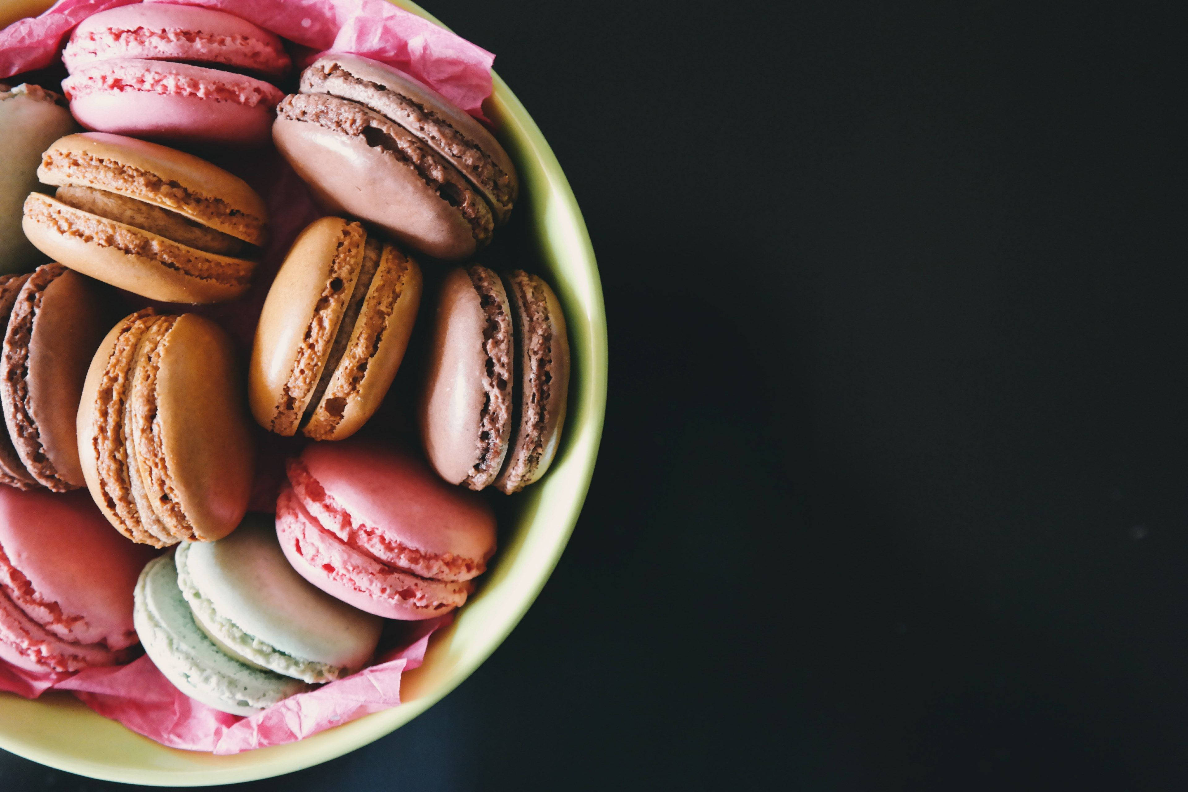 macaron, pale green bowl, pink paper, 4K Desktop Wallpaper