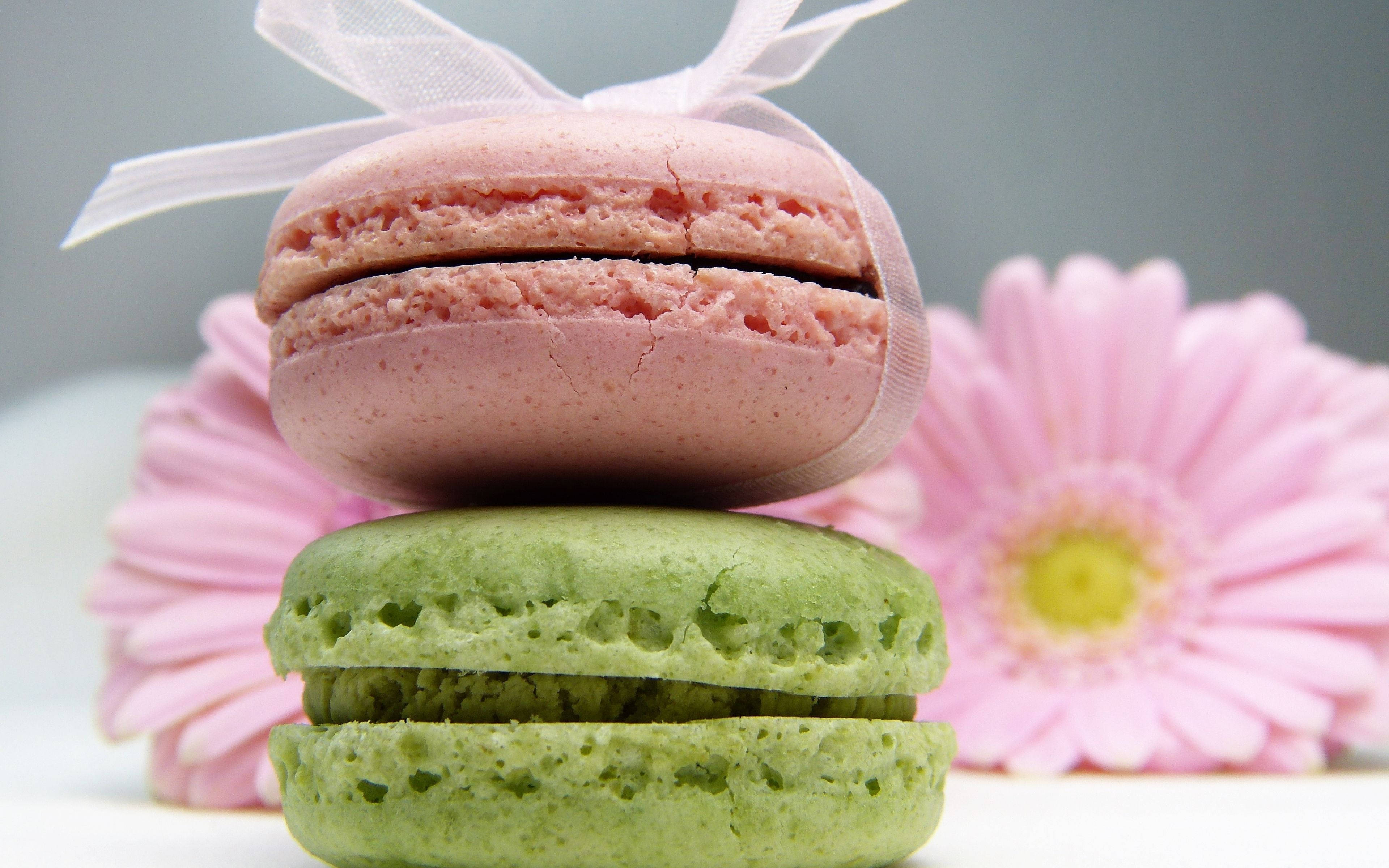 pink macarons, green macarons, white ribbon, 4K Desktop Wallpaper