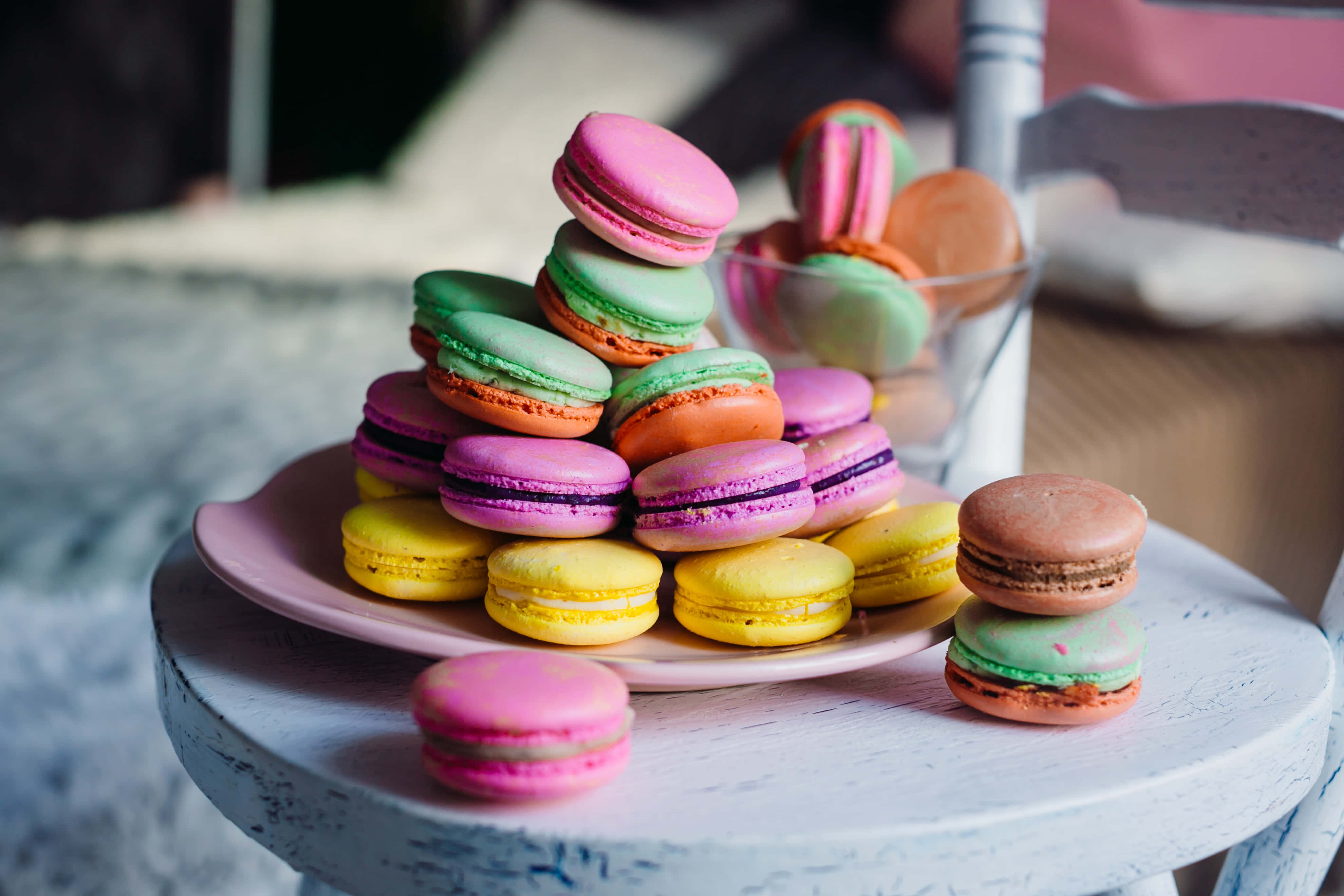 macaron, pastel plate, rustic white wooden stool, 4K Desktop Wallpaper