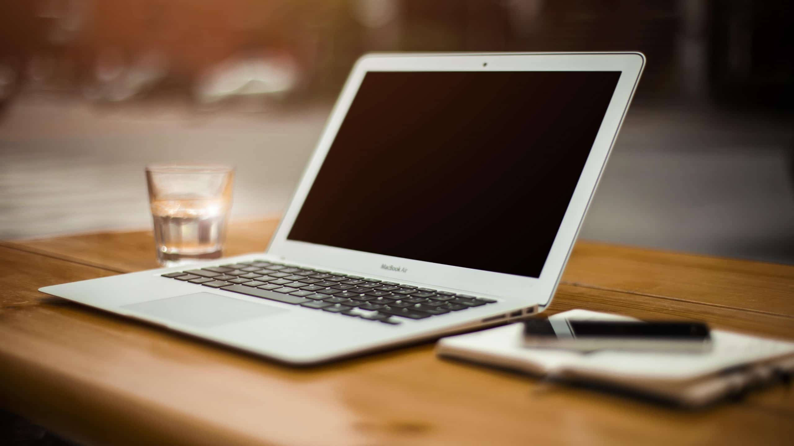 MacBook Air, silver, wooden table, 2K Desktop Wallpaper