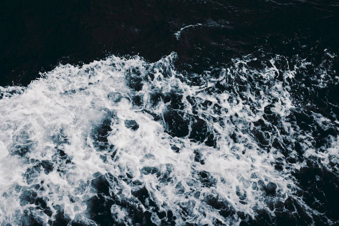 MacBook Pro, dark ocean waves, white ocean foam, SD Desktop Wallpaper