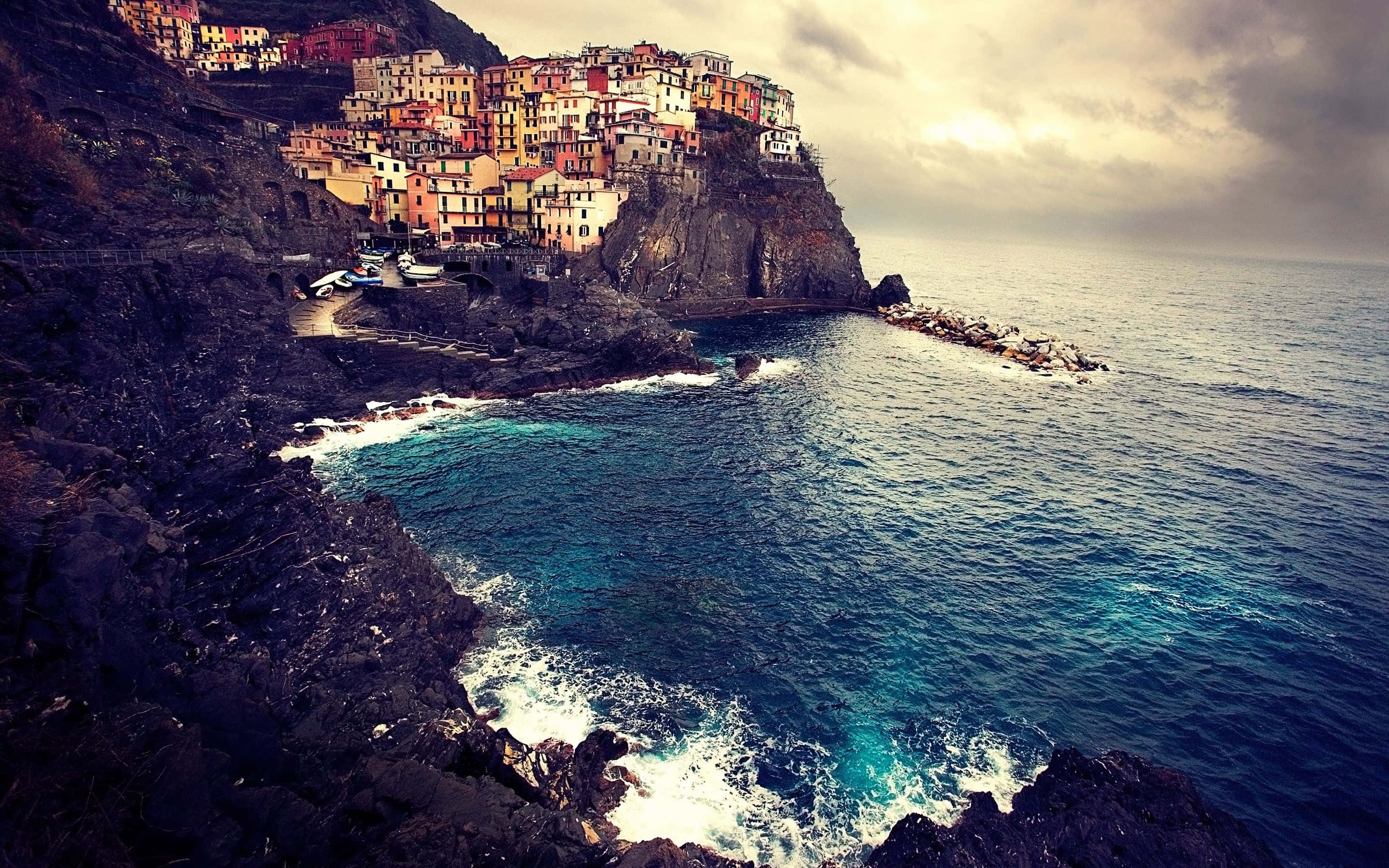MacBook Retina, coastal city, cliffside village, 2K Desktop Wallpaper
