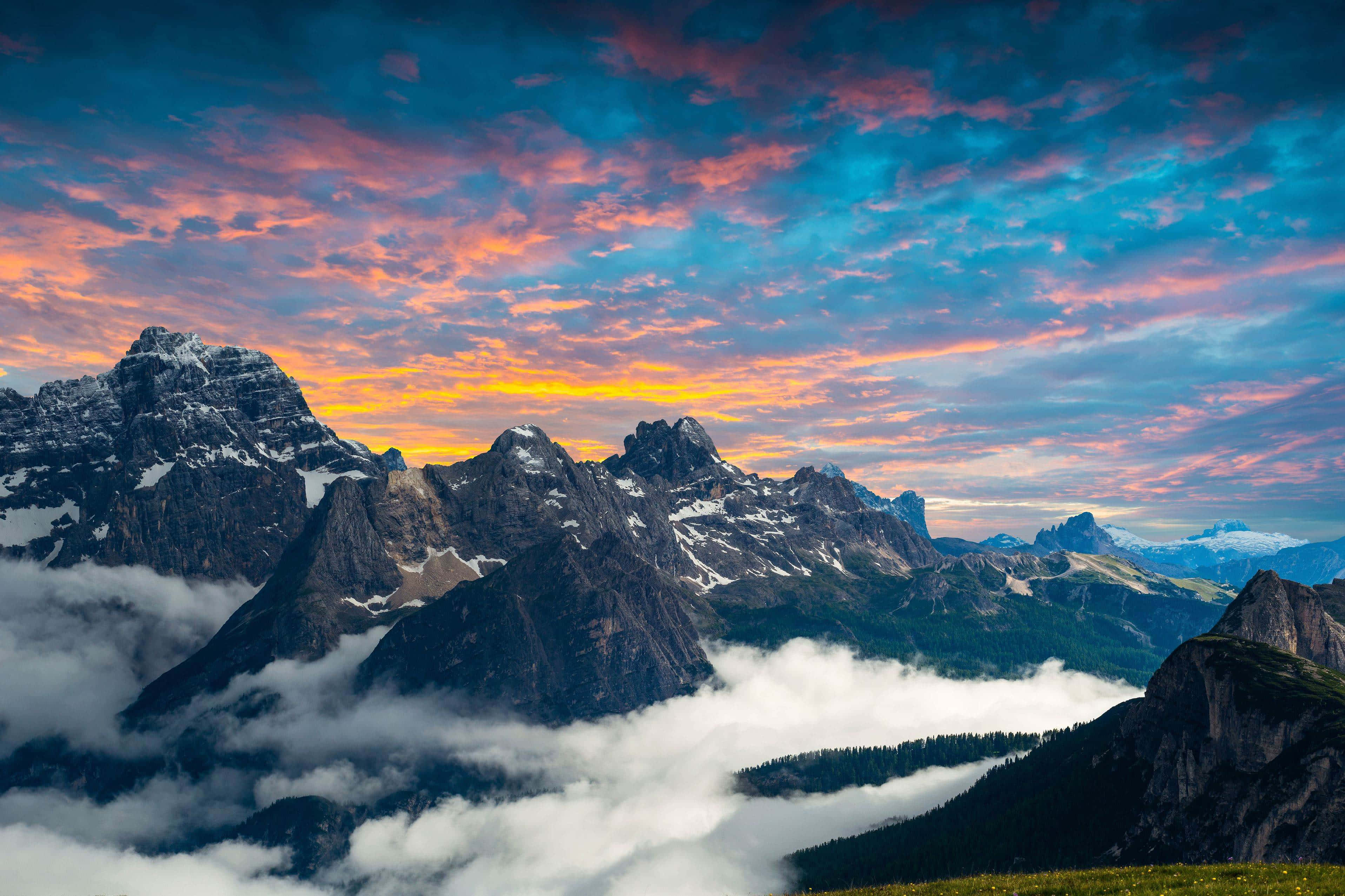 MacBook Retina, foggy mountains, snowcapped mountain peaks, 2K Desktop Wallpaper