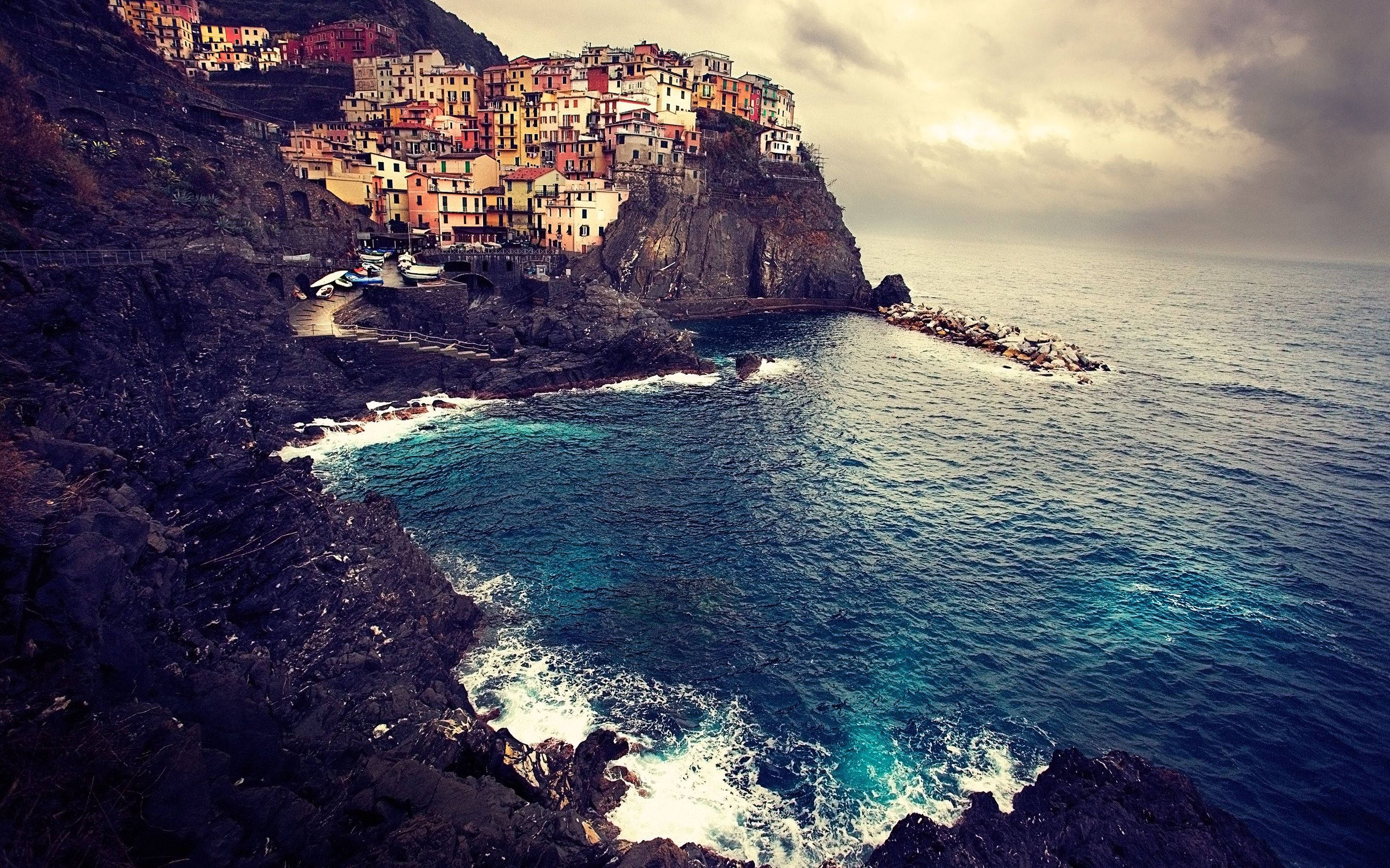 ocean cliff, MacBook, cliffside village, 2K Desktop Wallpaper