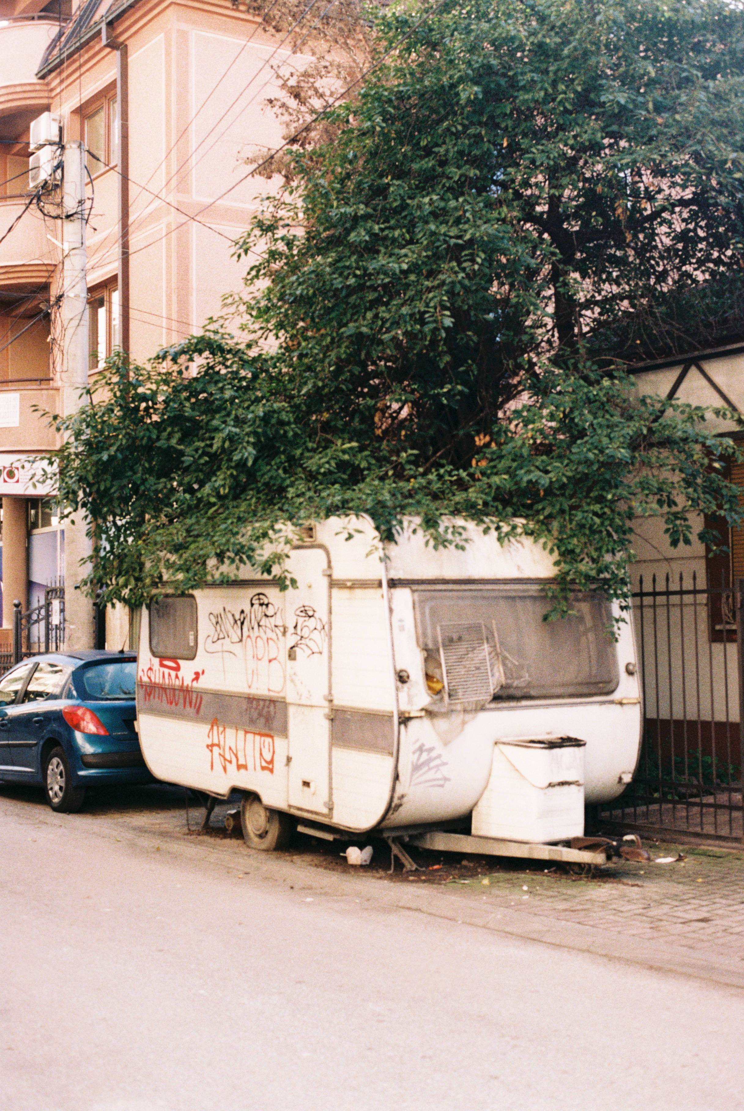 Macedonia, abandoned caravan, white camper van, 2K Phone Wallpaper
