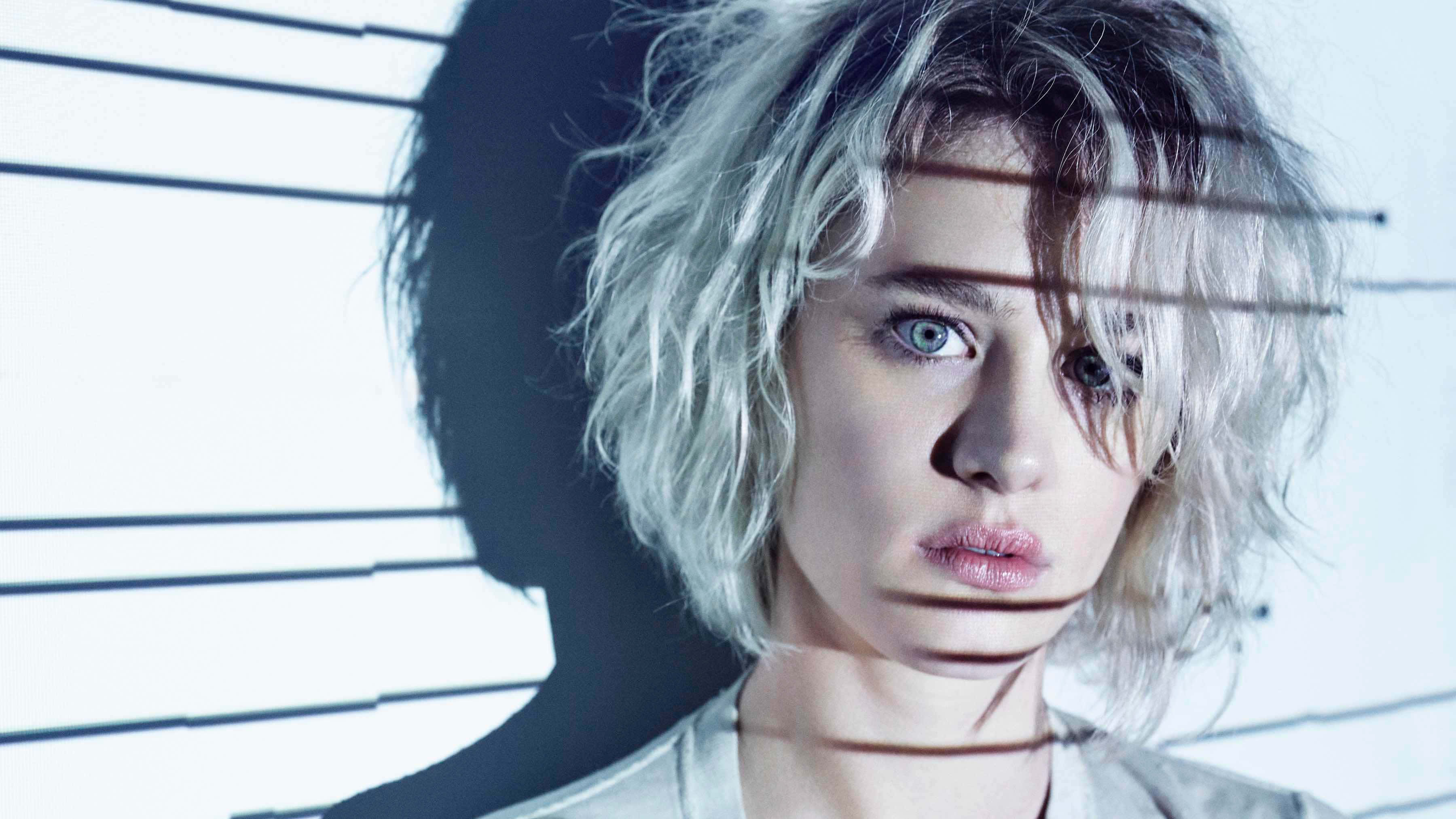 Mackenzie Davis, tousled silver hair, horizontal blinds, 2K Desktop Wallpaper