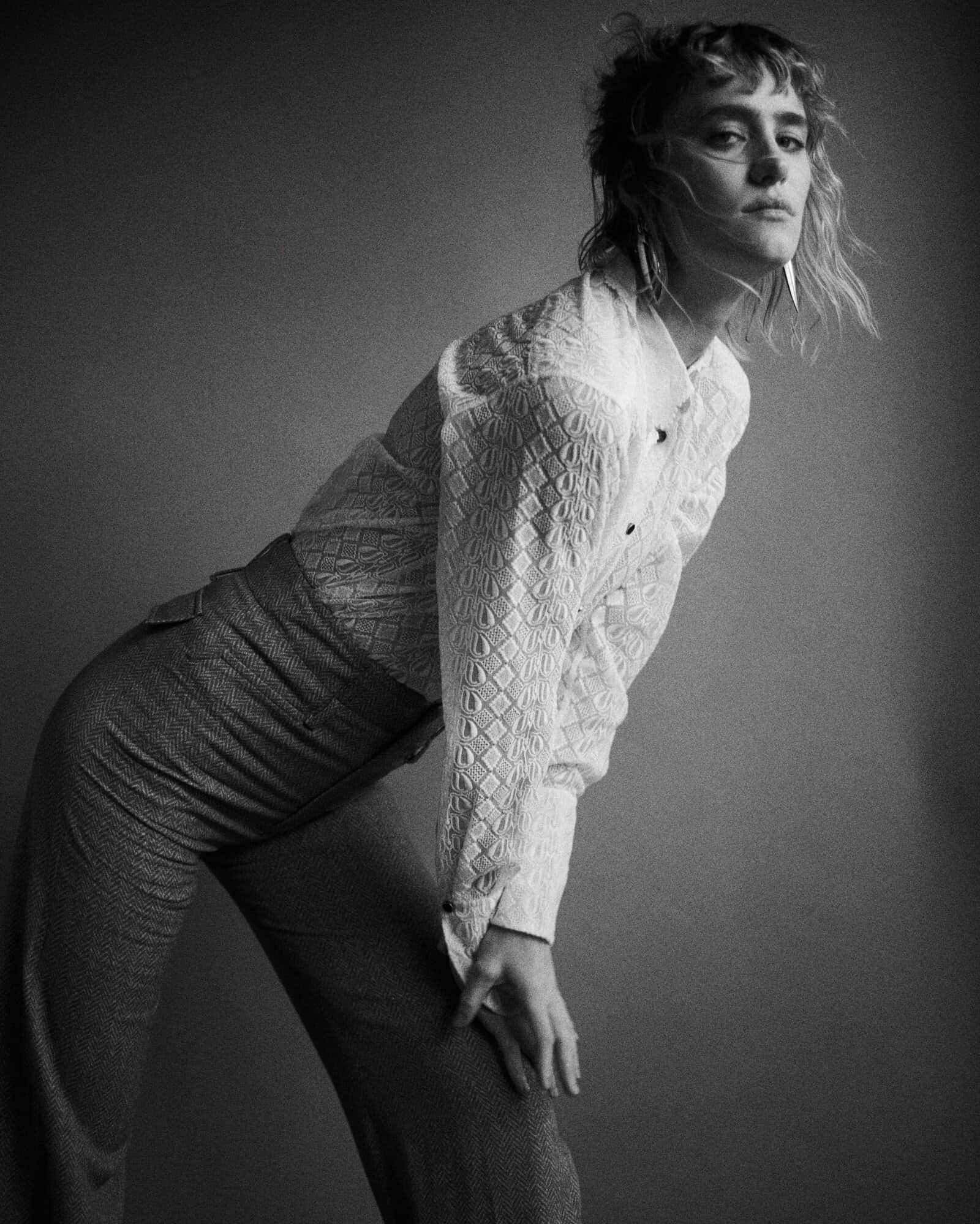 Mackenzie Davis, textured white blouse, patterned trousers, Full HD Phone Wallpaper