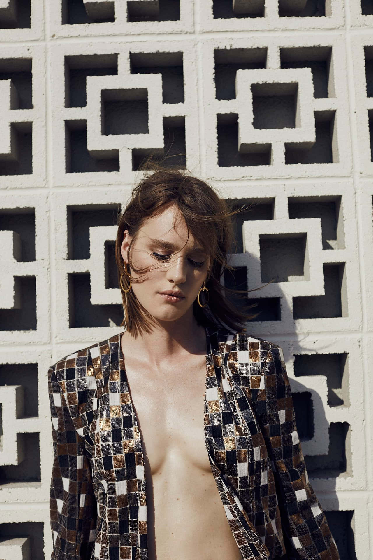 Mackenzie Davis, geometric concrete wall, black white and gold mosaic patterned blazer, Full HD Phone Wallpaper