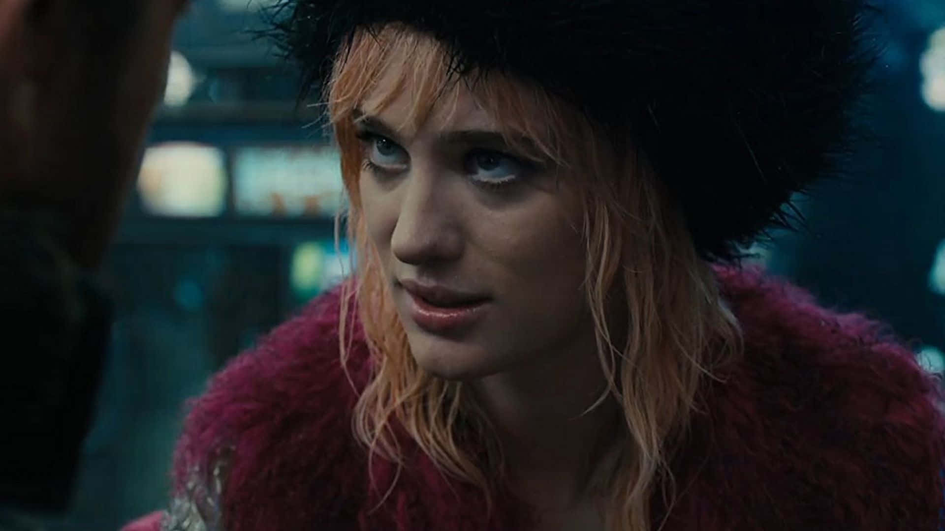 Mackenzie Davis, black furry hat, deep red fluffy coat, Full HD Desktop Wallpaper