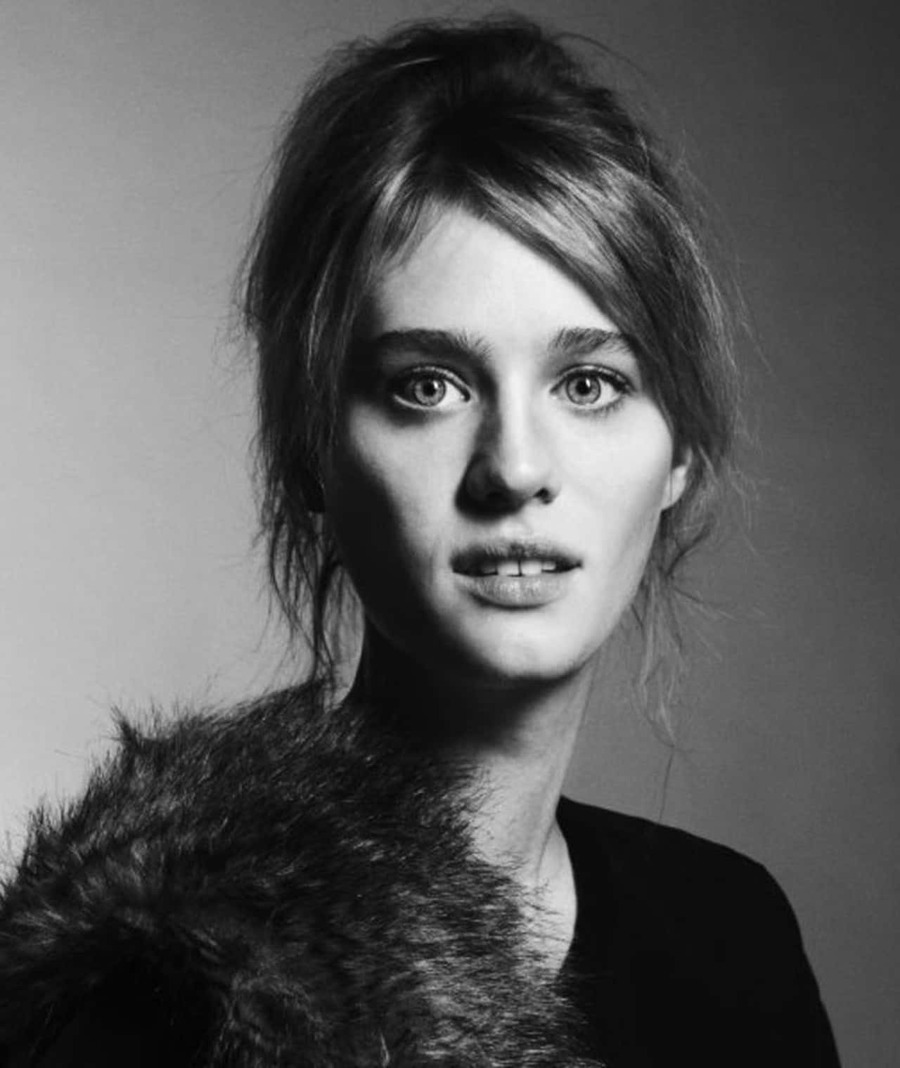 Mackenzie Davis, black and white portrait, tousled hair, HD Phone Wallpaper