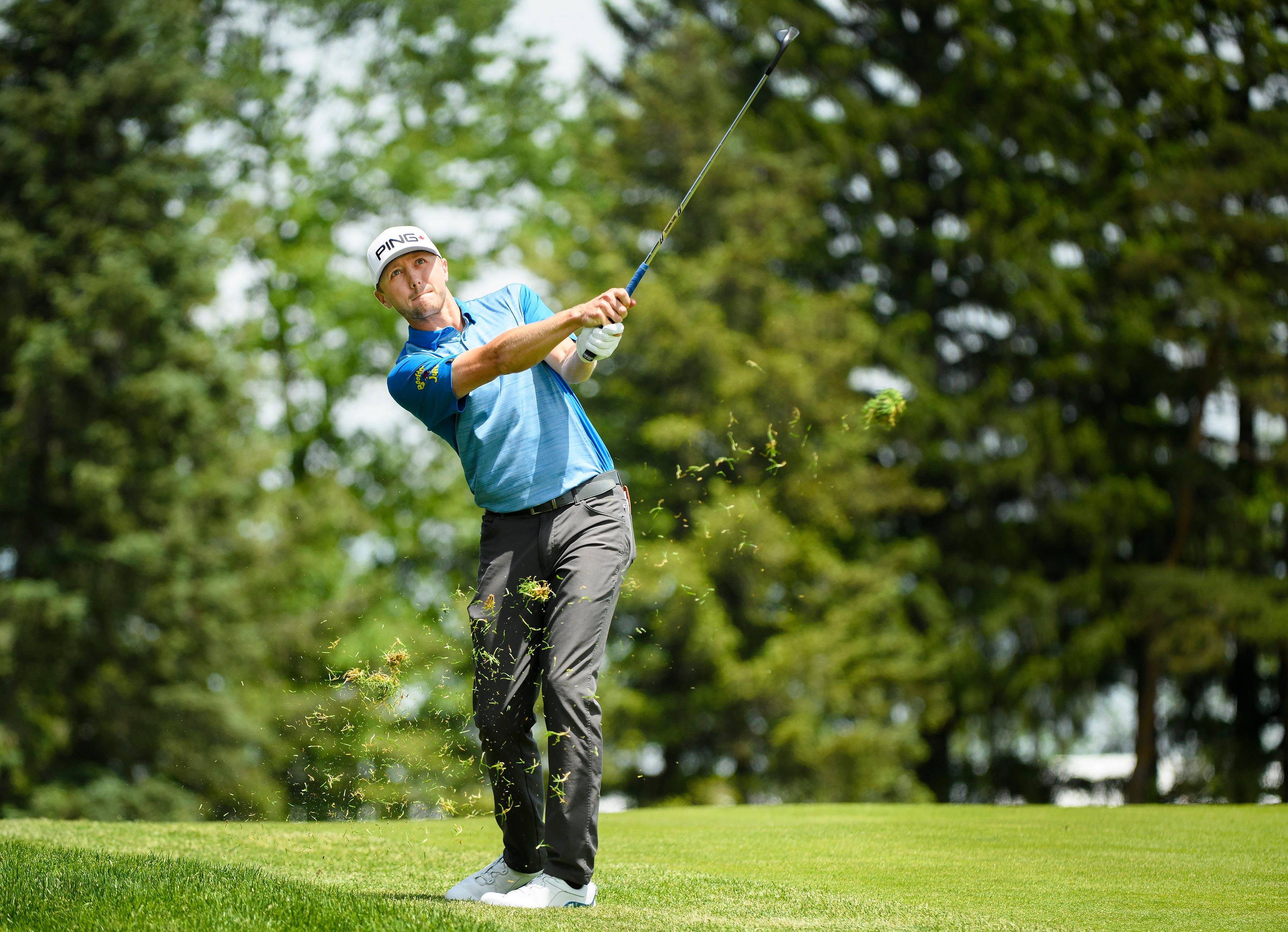 Mackenzie Hughes, blue shirt, golf club, 2K Desktop Wallpaper