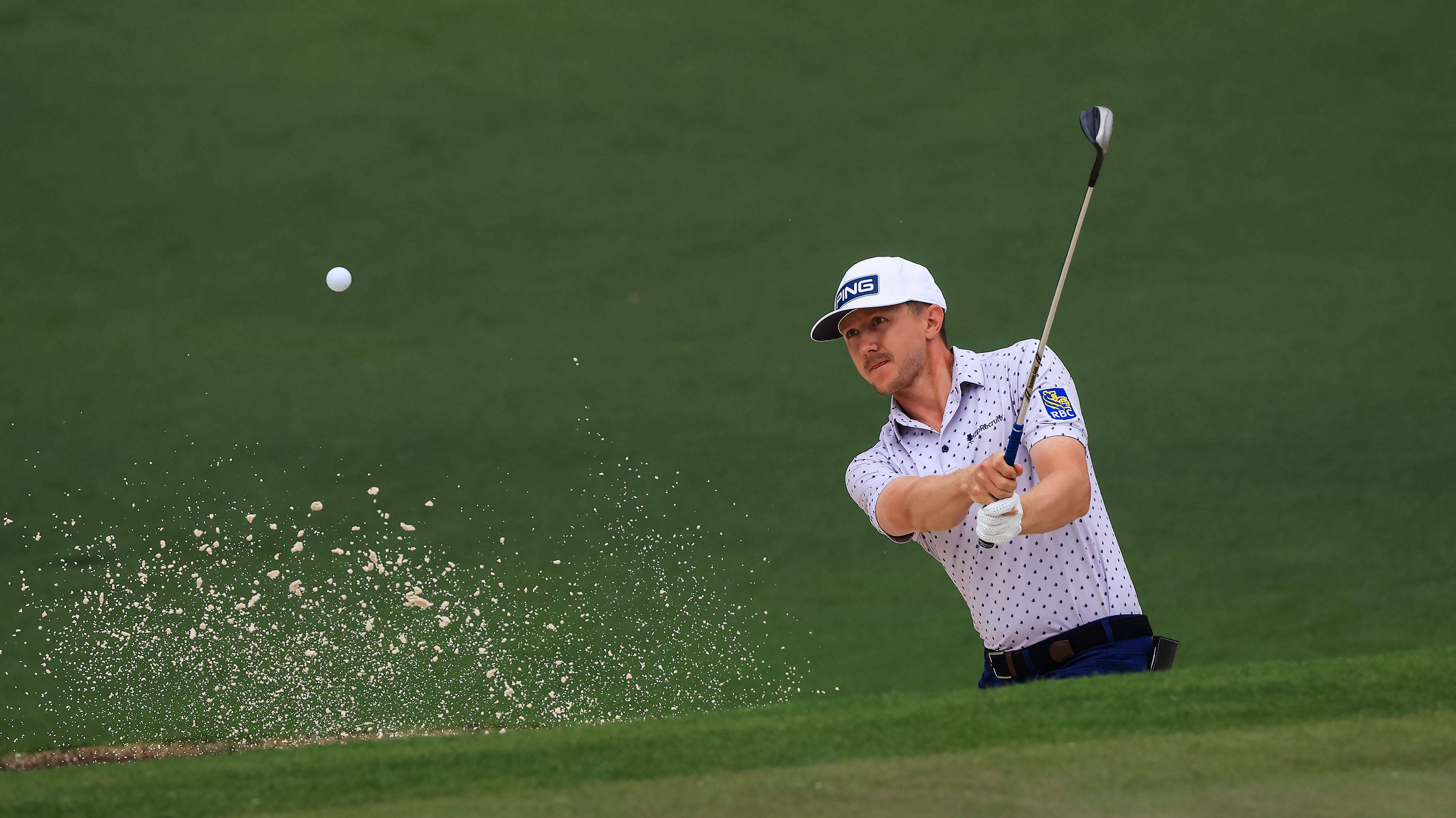 Mackenzie Hughes, sand bunker, golfer, 2K Desktop Wallpaper