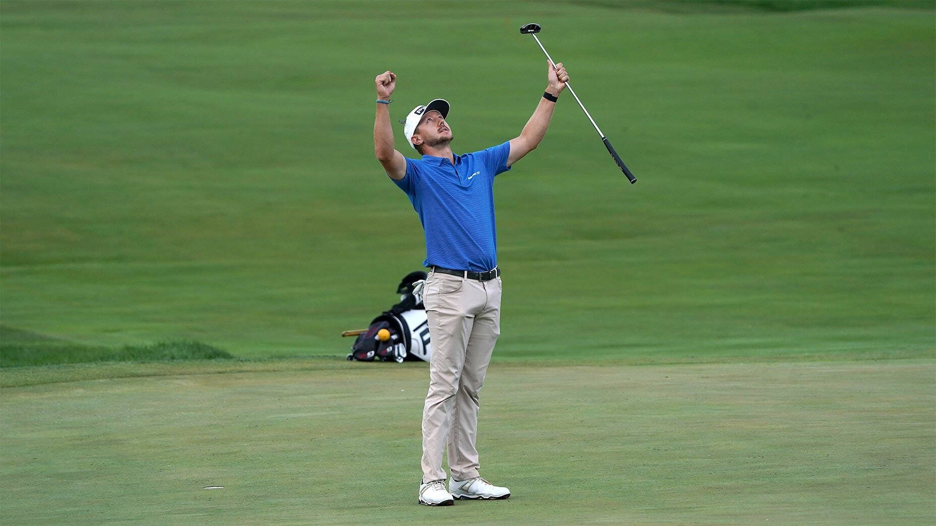 Mackenzie Hughes, blue shirt, lush green fairway, HD Desktop Wallpaper