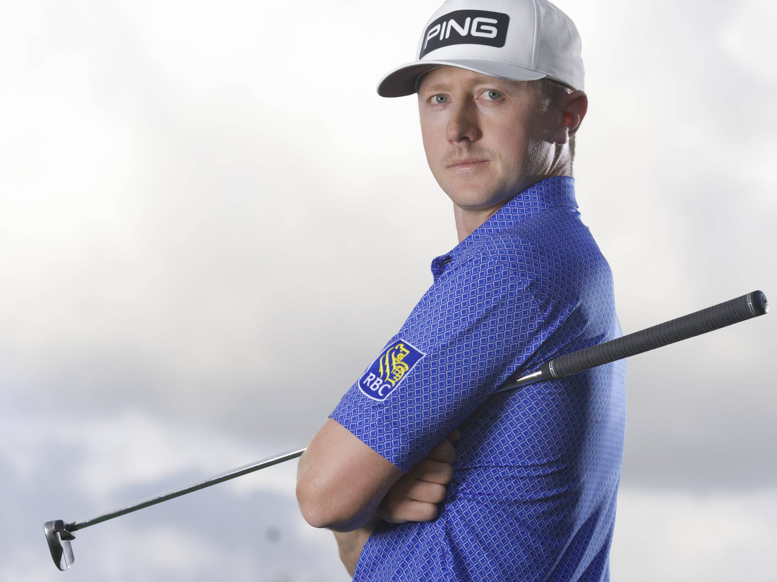 Mackenzie Hughes, blue patterned shirt, white cap, 2K Desktop Wallpaper