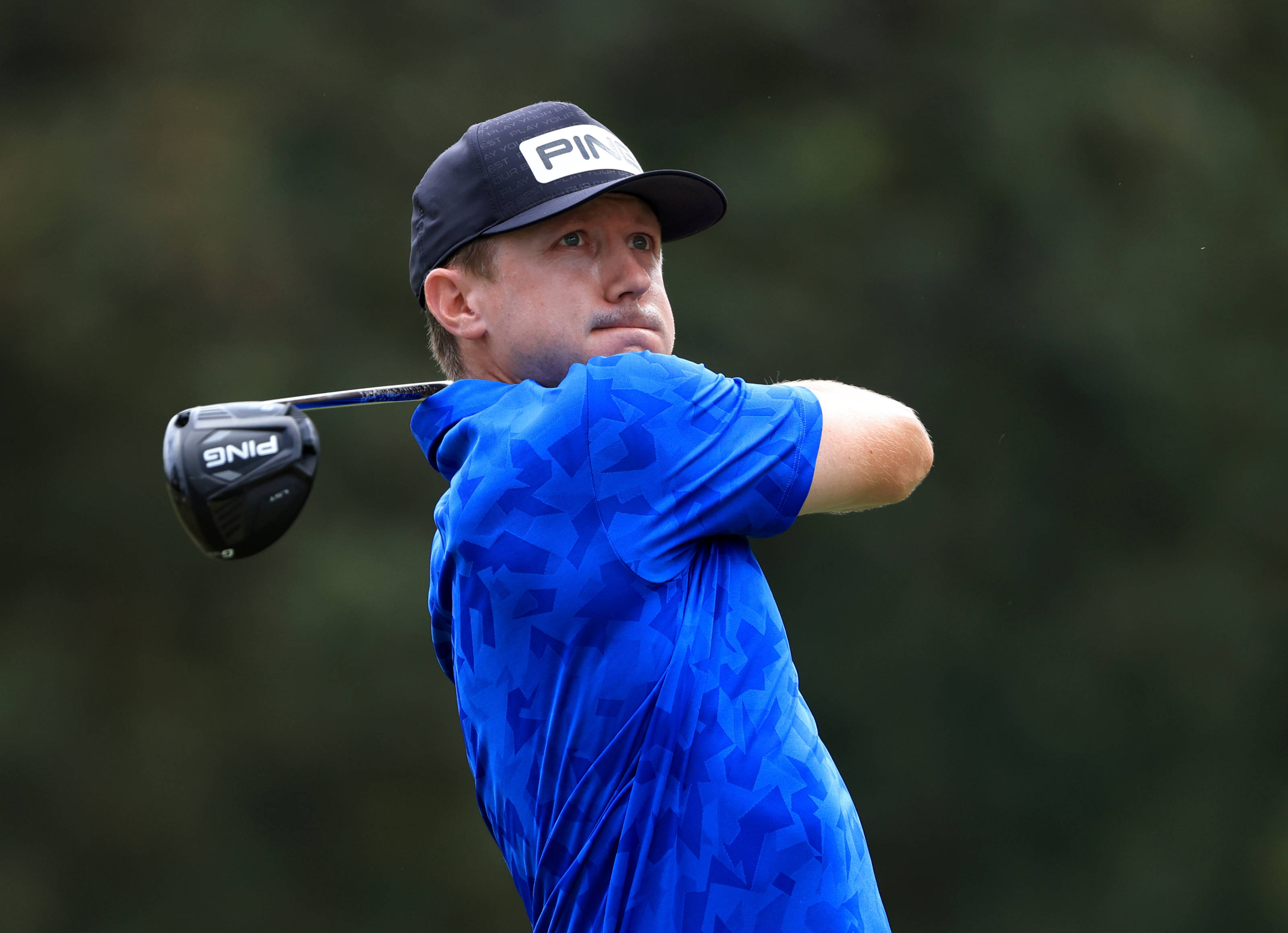 Mackenzie Hughes, blue patterned shirt, black cap, 2K Desktop Wallpaper