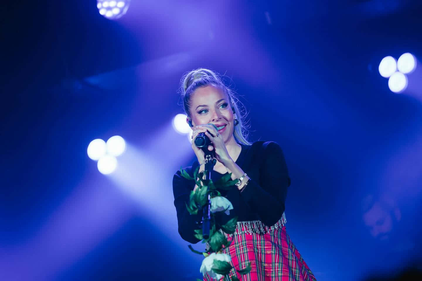 Mackenzie Porter, blue-lit stage, microphone, HD Desktop Wallpaper