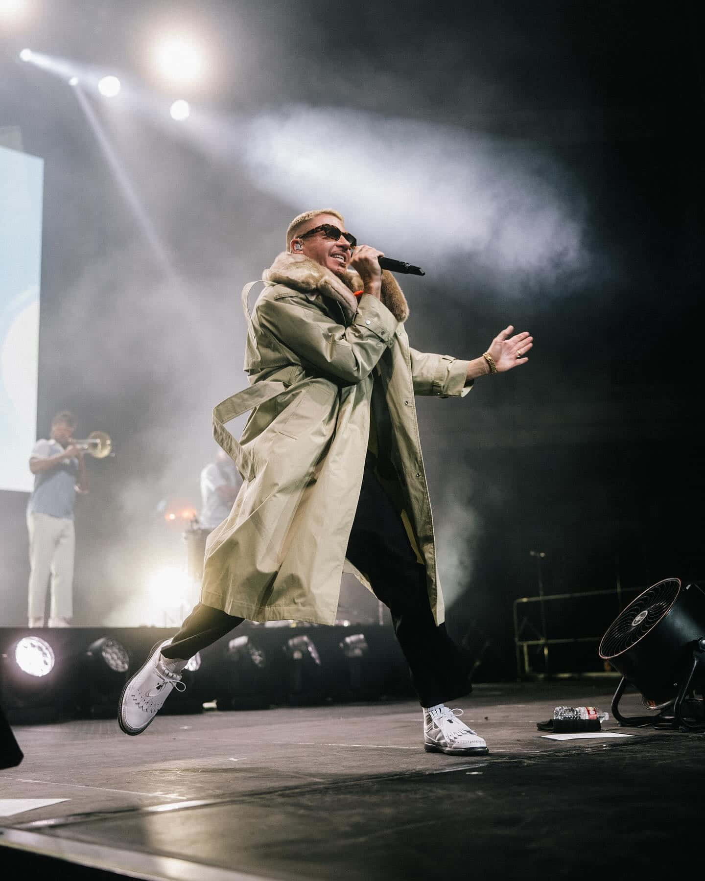 Macklemore, beige trench coat, white sneakers, HD Phone Wallpaper