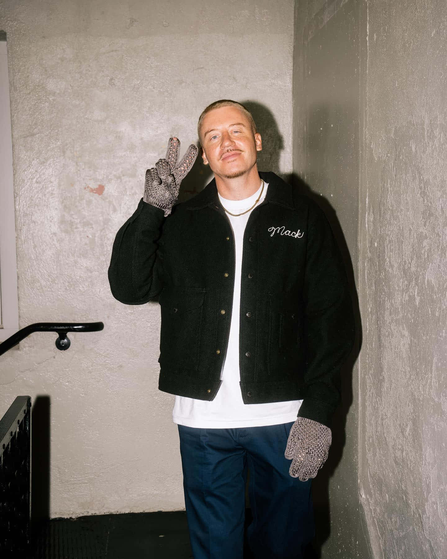 Macklemore, peace sign gesture, black jacket, HD Phone Wallpaper