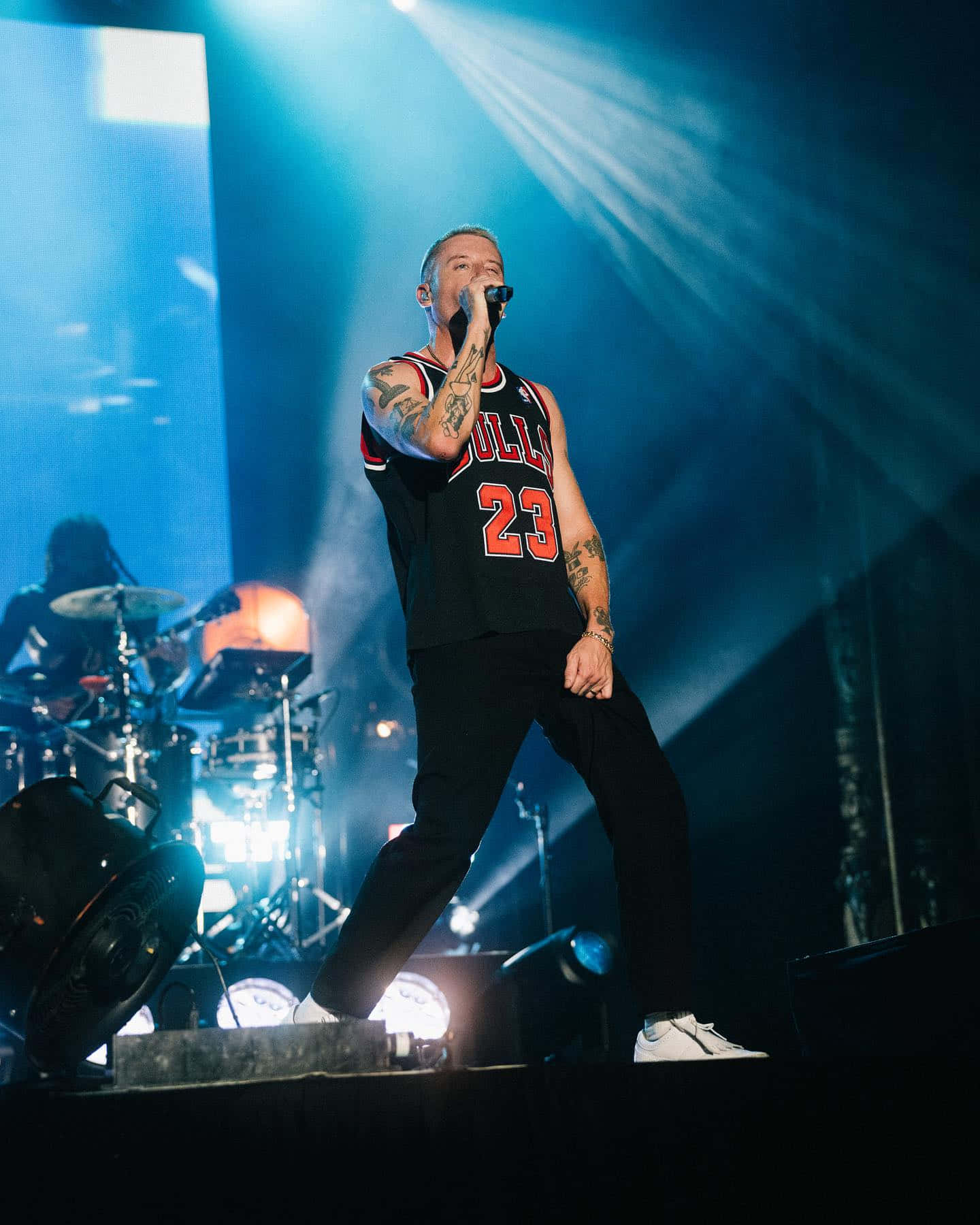 Macklemore, black Chicago Bulls 23 jersey, dramatic blue stage lights, HD Phone Wallpaper