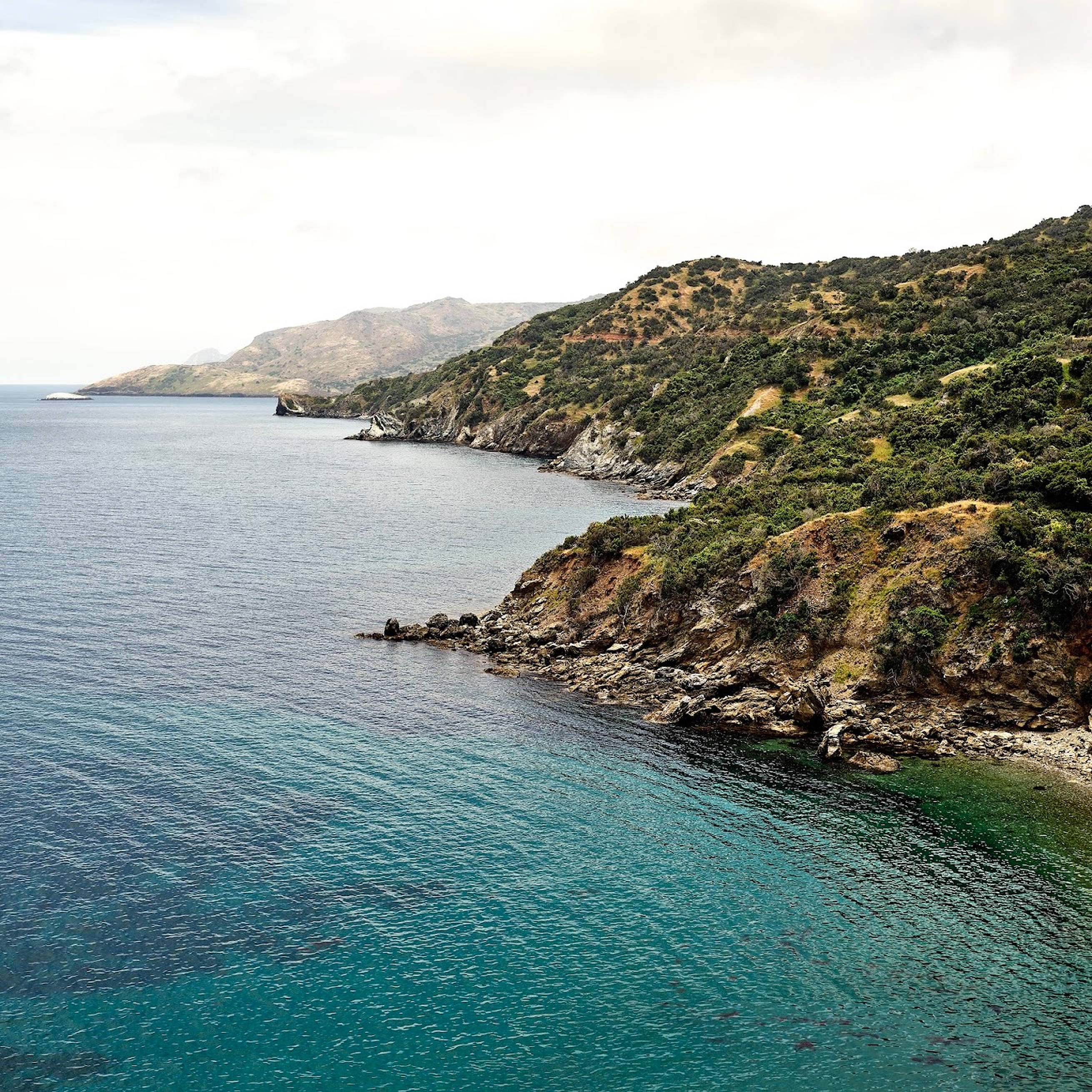 macOS Catalina, turquoise ocean, coastal scene, 2K Desktop Wallpaper