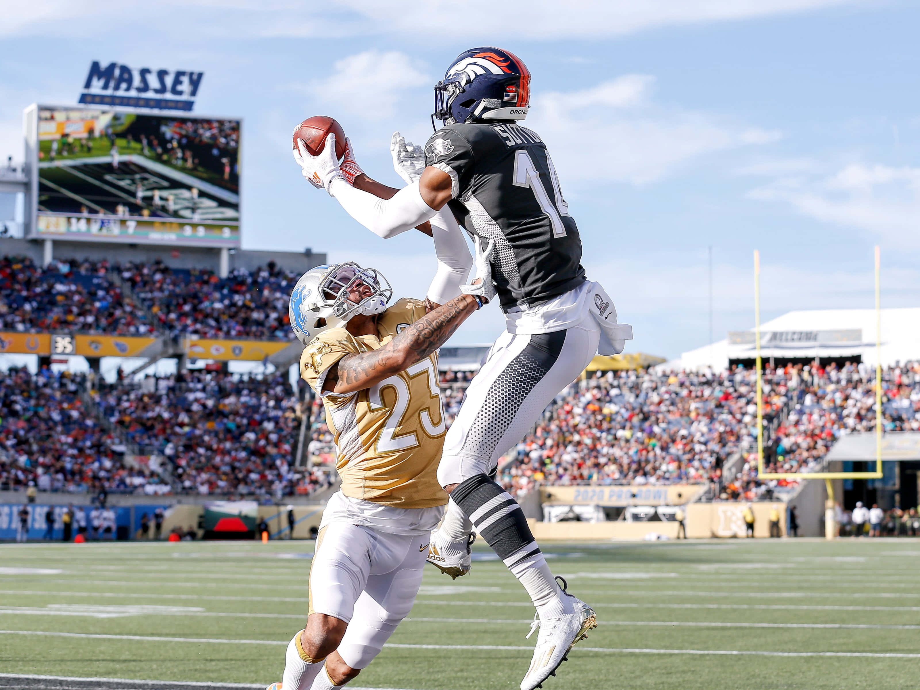 Madden NFL 22, football players, midair catch, 2K Desktop Wallpaper