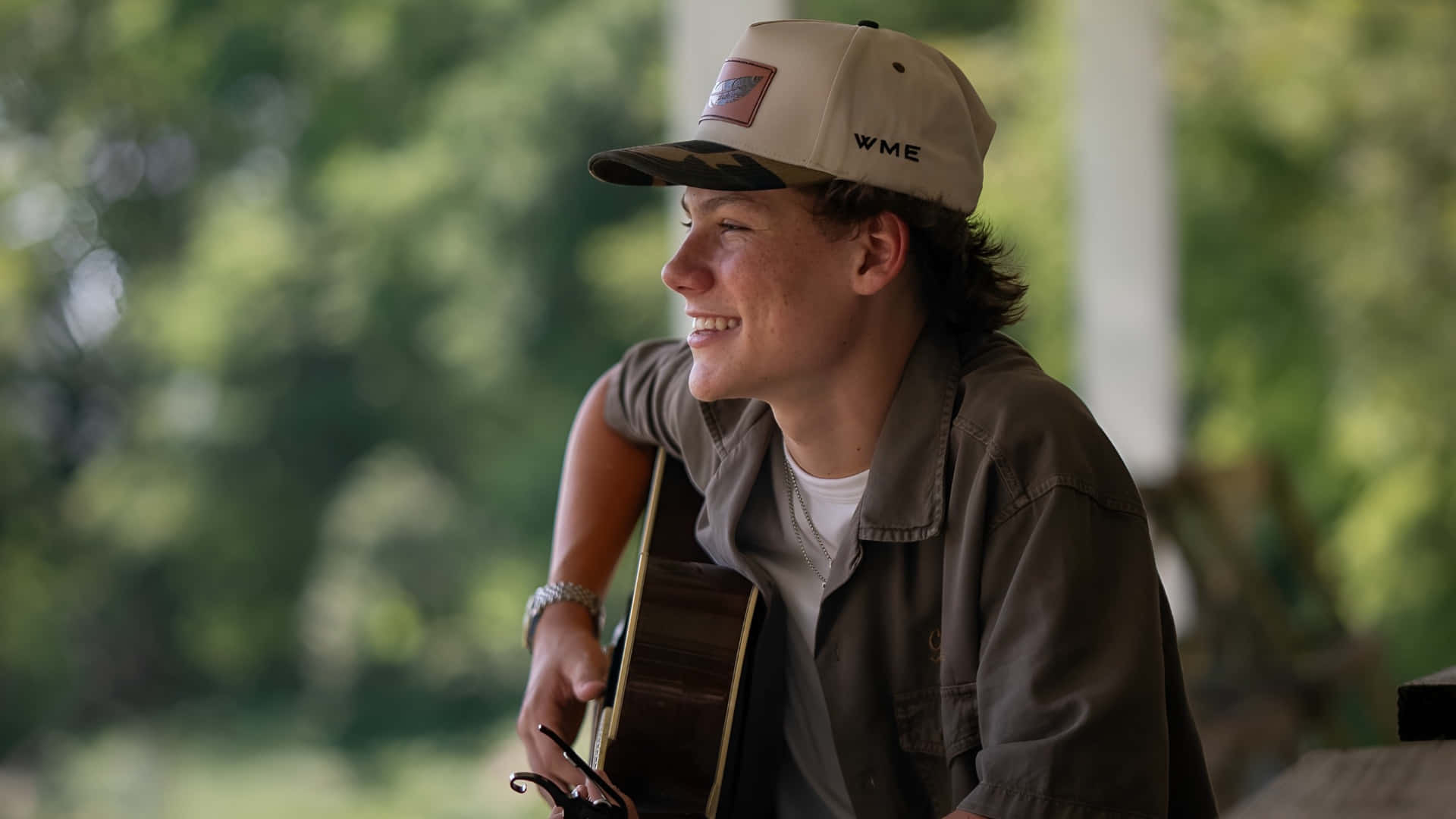 Maddox Batson, acoustic guitar, beige cap, Full HD Desktop Wallpaper