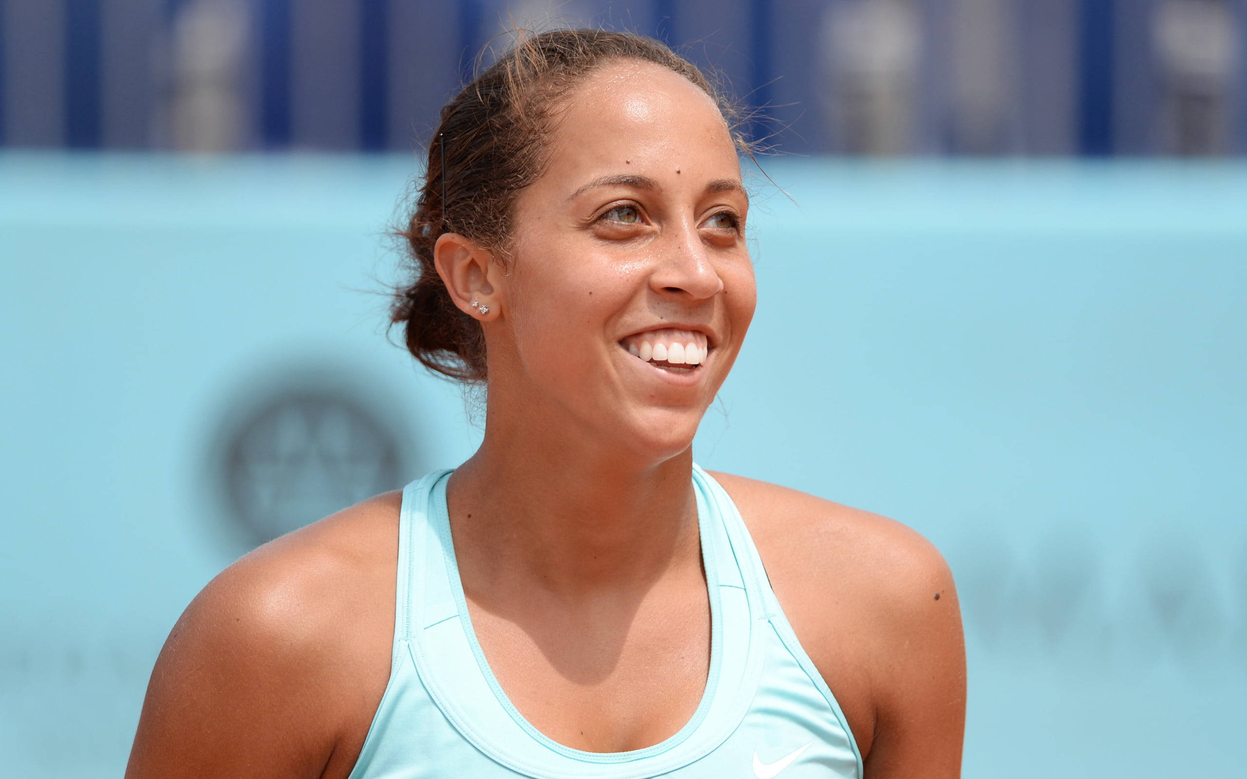 Madison Keys, light blue tank top, bright sunlight, 2K Desktop Wallpaper