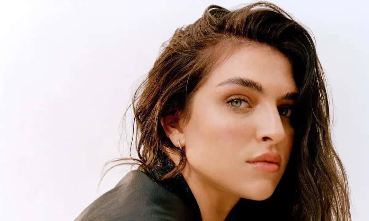 Mae Muller, tousled brown hair, intense green eyes, SD Desktop Wallpaper