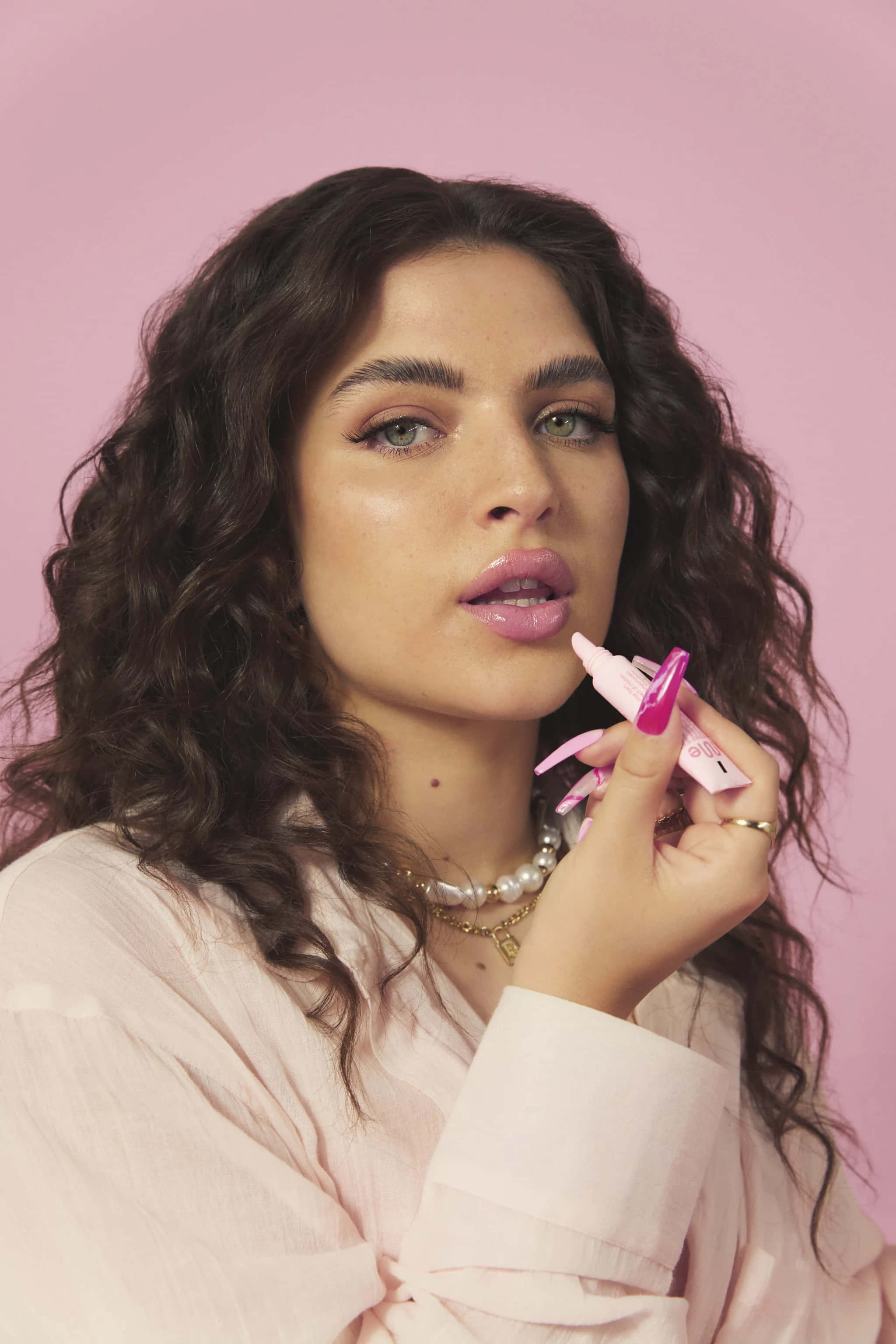 Mae Muller, dark curly hair, pink lipstick, 2K Phone Wallpaper