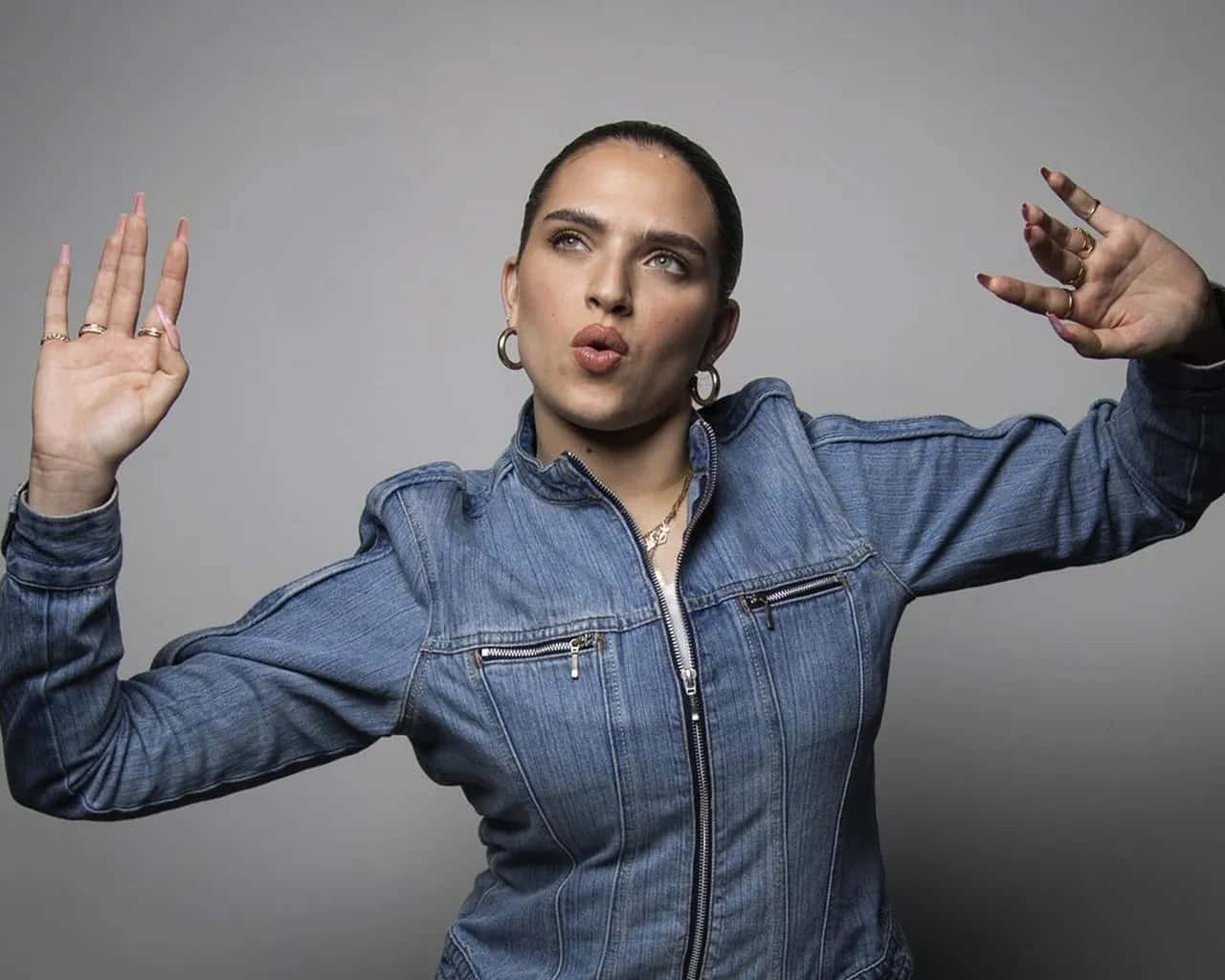 Mae Muller, denim jacket, playful face, HD Desktop Wallpaper